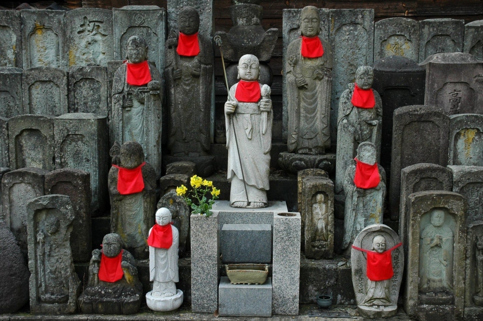 Las estatuas de Jizō, el patrón de los viajeros, en Teramachi Kanazawa Japón