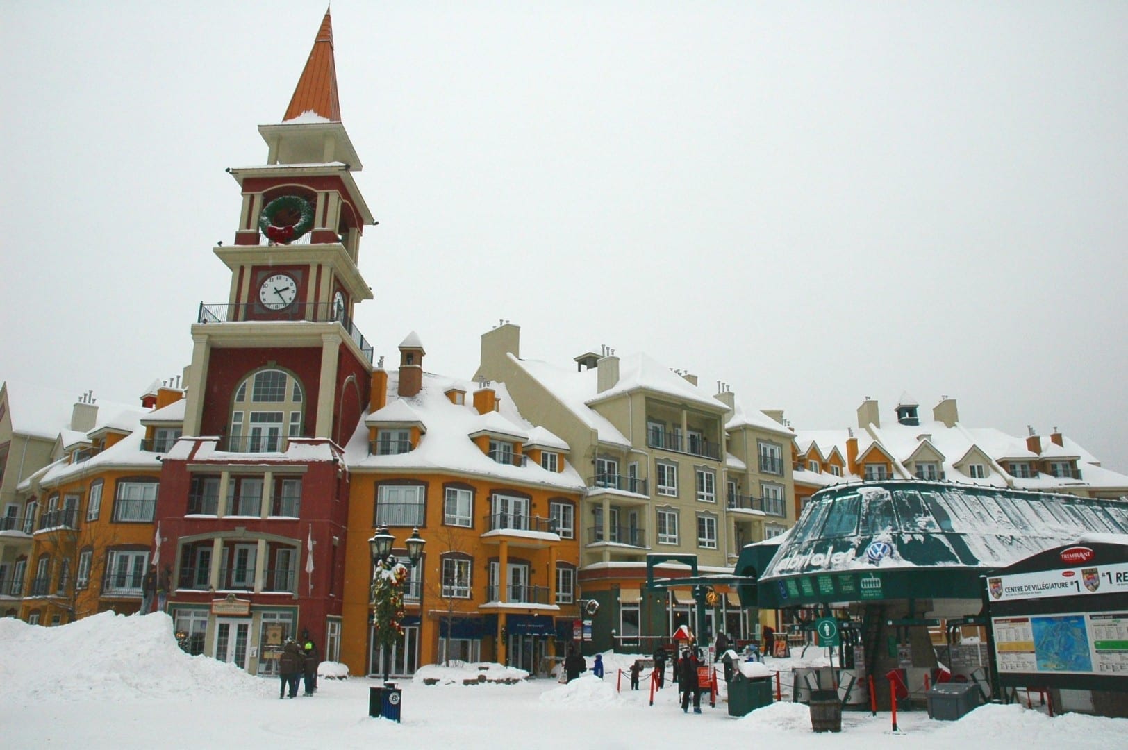 Los brillantes colores de la aldea baja después de una fuerte nevada Mont-Tremblant Canadá