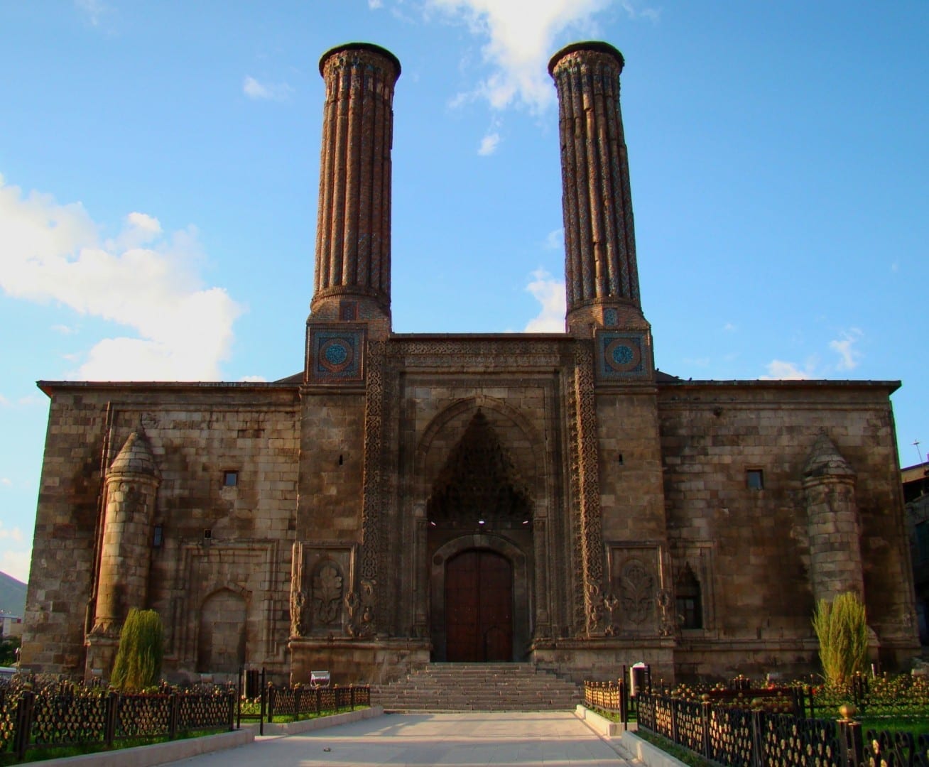 Madrasa de Minerales Gemelos construida por los selyúcidas, el edificio icónico de la ciudad, por la mañana Erzurum Turquía