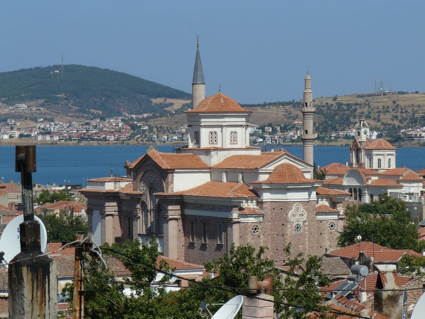 Çınarlı (centro) y las mezquitas Saatli (derecha), ambas antiguas iglesias ortodoxas griegas Ayvalik Turquía