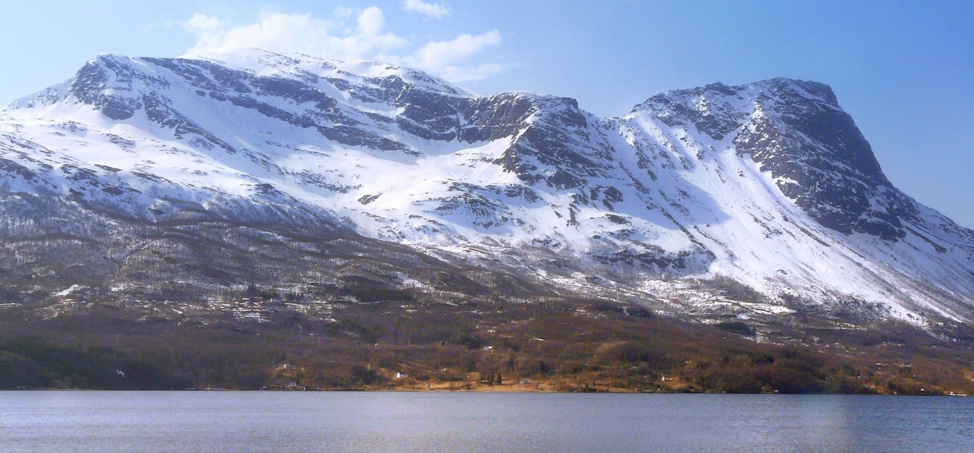 Narvik está rodeada de montañas cubiertas de nieve, como la cercana montaña de Rombaken, que se muestra aquí, y que es ideal para el esquí y el senderismo. Narvik Noruega