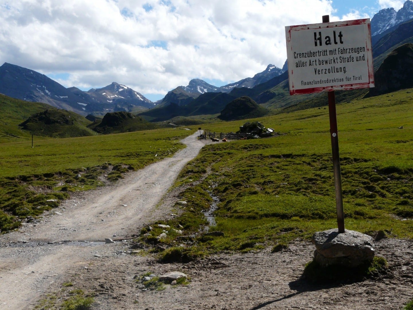 ¡No cruces la frontera entre Austria y Suiza con vehículos! Ischgl Austria