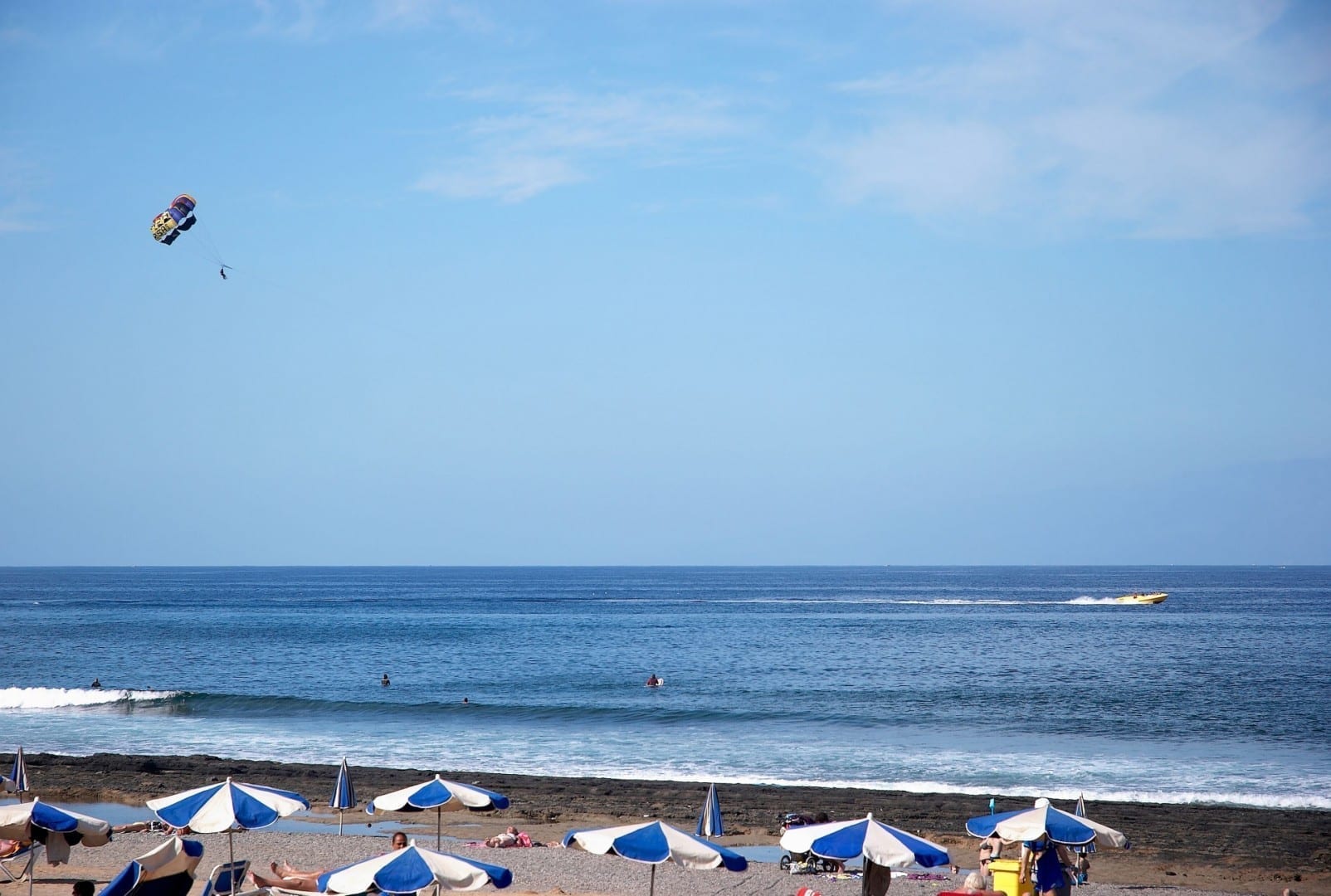 Paracaidismo y tomar el sol Playa de las Américas España
