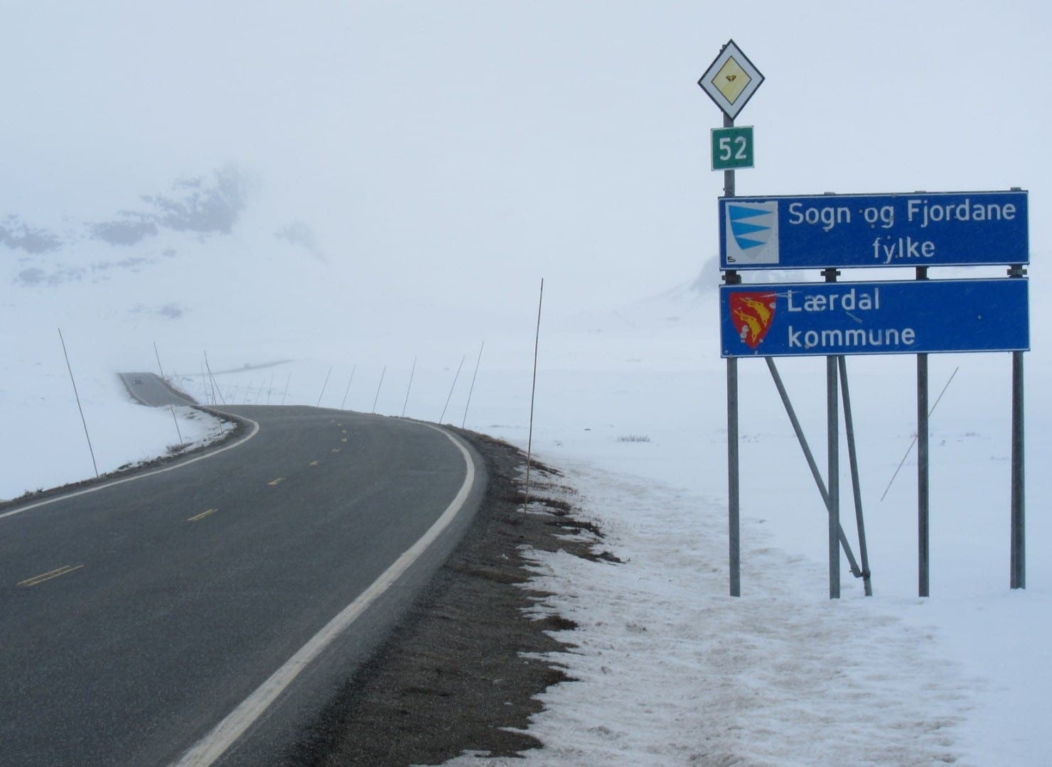 Paso de la montaña Hemsedal en la carretera 52 (finales de abril), línea de condado a Sogn og Fjordane. Hemsedal Noruega