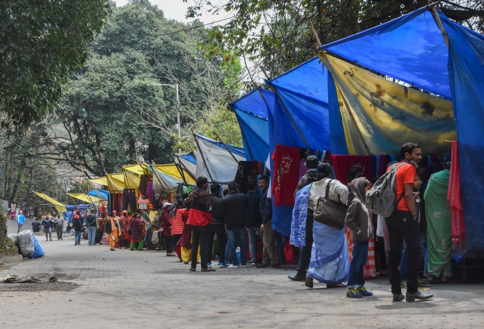 Pequeñas tiendas fuera del zoológico de Darjeeling, que ofrecen especias, té, artesanía, alimentos locales, etc. Darjeeling India