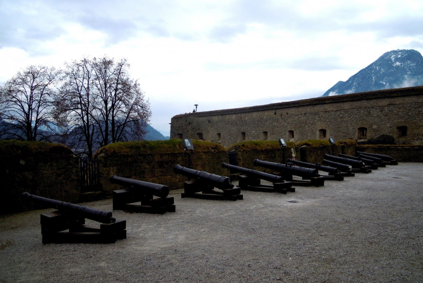 Piezas de artillería defendiendo la Fortaleza Kufstein, con las montañas alpinas al fondo. Kufstein Austria