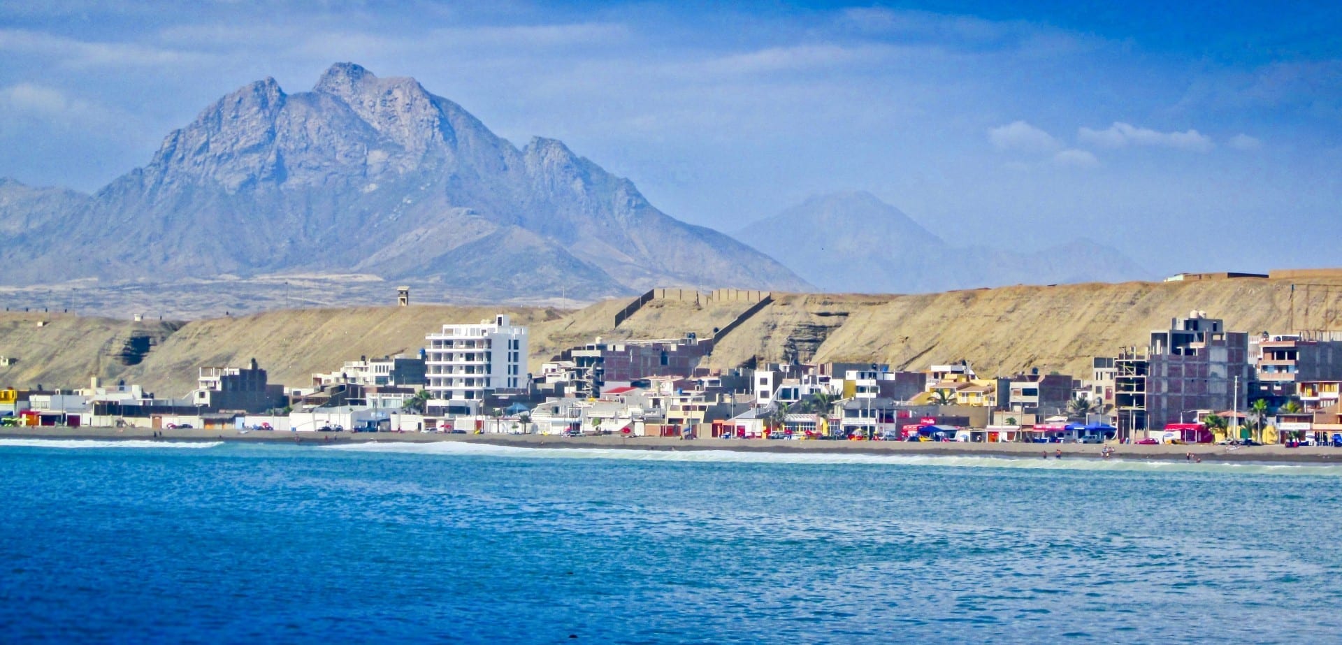 Playa de Huanchaco, vista al mar con sus típicos caballitos de totora Trujillo Perú