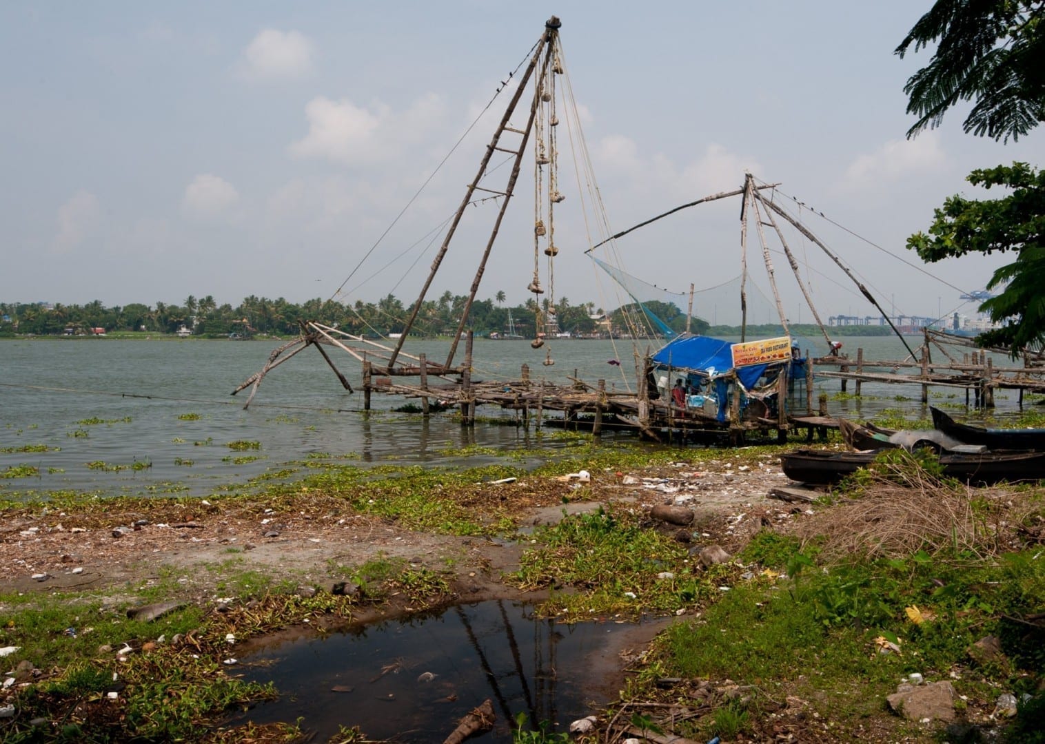 Red de pesca china en la playa del Fuerte Kochi Cochín India