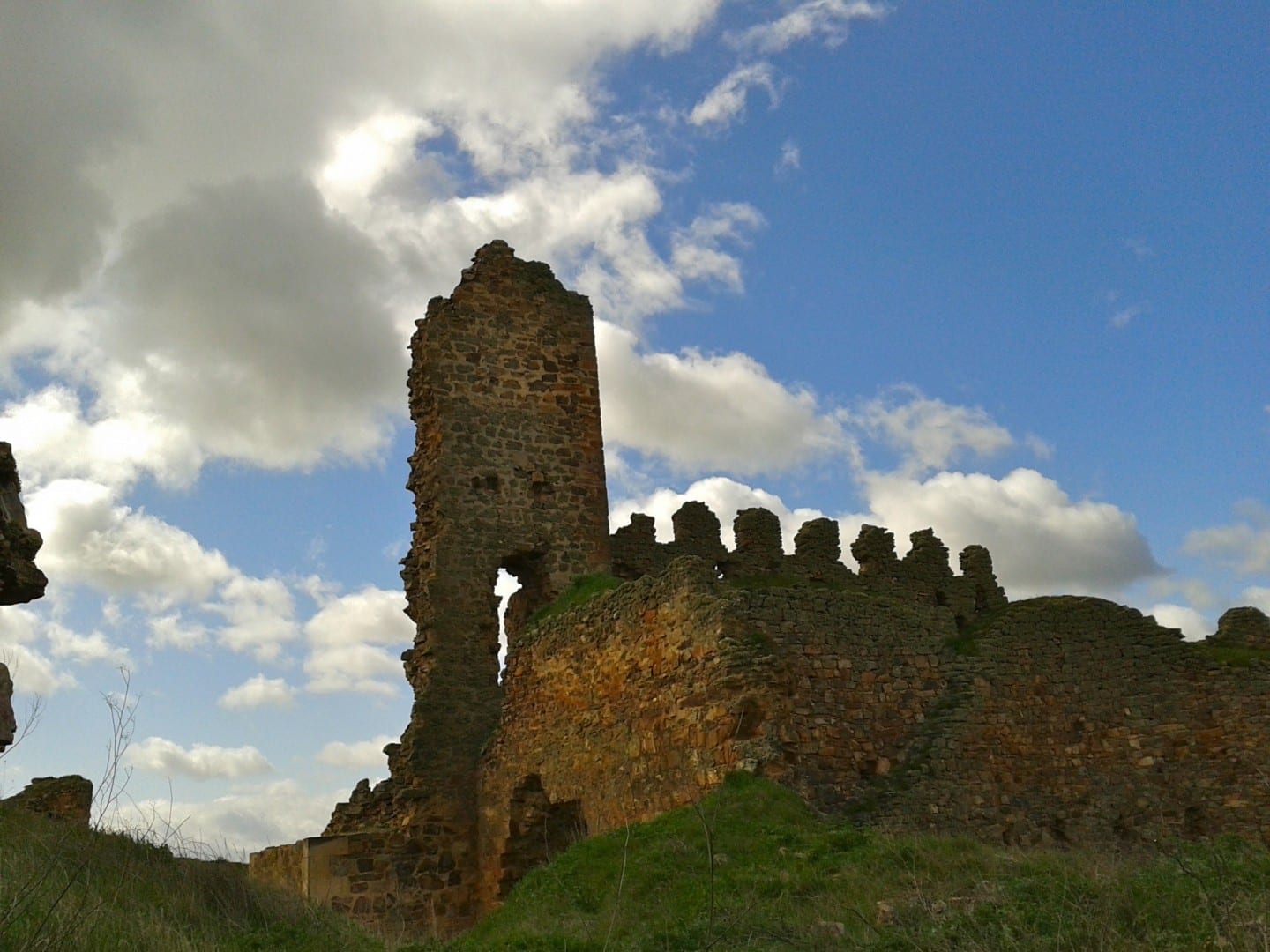 Restos del Castillo de Castrotorafe Zamora España