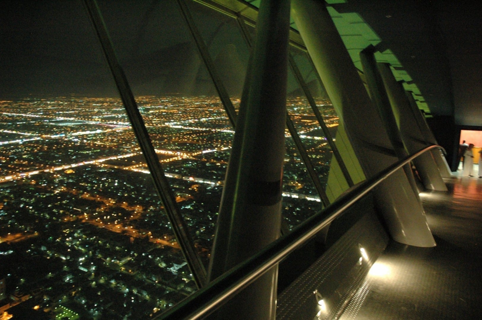 Riad de noche, visto desde el Skybridge del Centro del Reino Riyadh Arabia Saudí