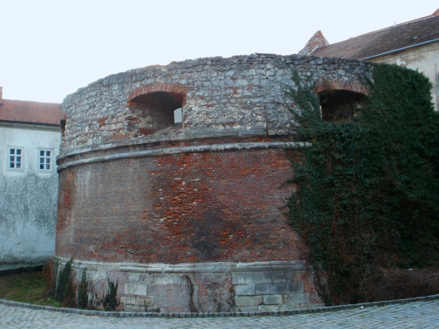 Ruinas del Castillo de Sopron, Gran Bastión Redondo o Barbacana Sopron Hungría