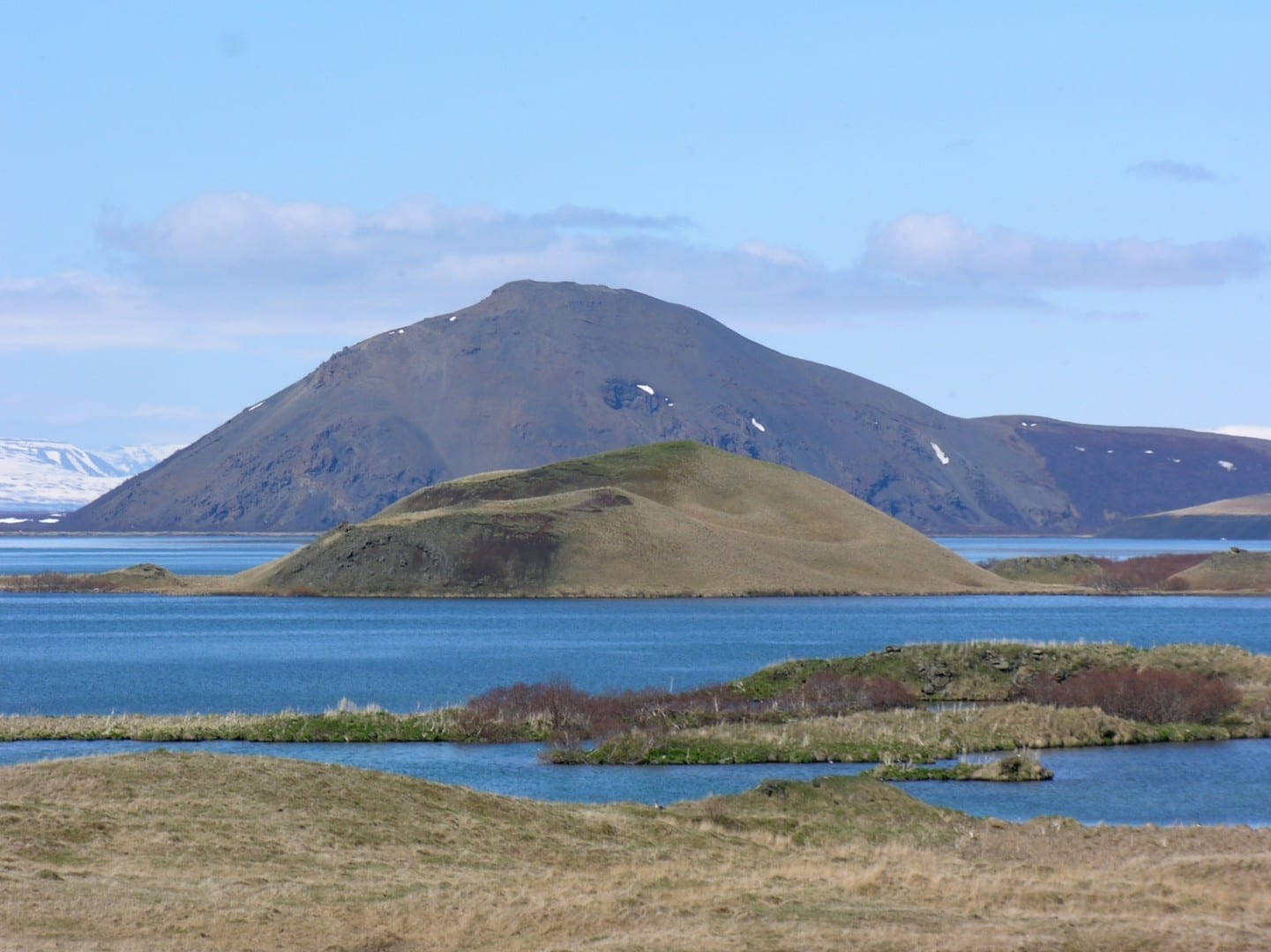 Seudocráteres en Mývatn con el volcán Vindbelgjarfjall al fondo. Akureyri Islandia