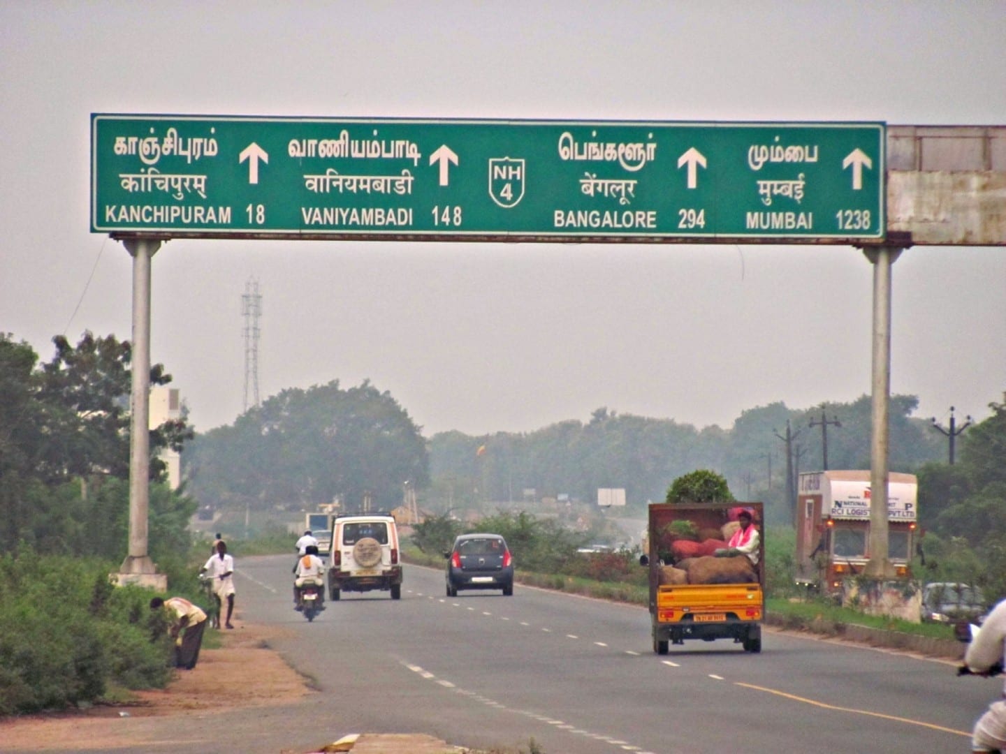 Señal de carretera en la autopista Chennai - Bangalore Chennai India