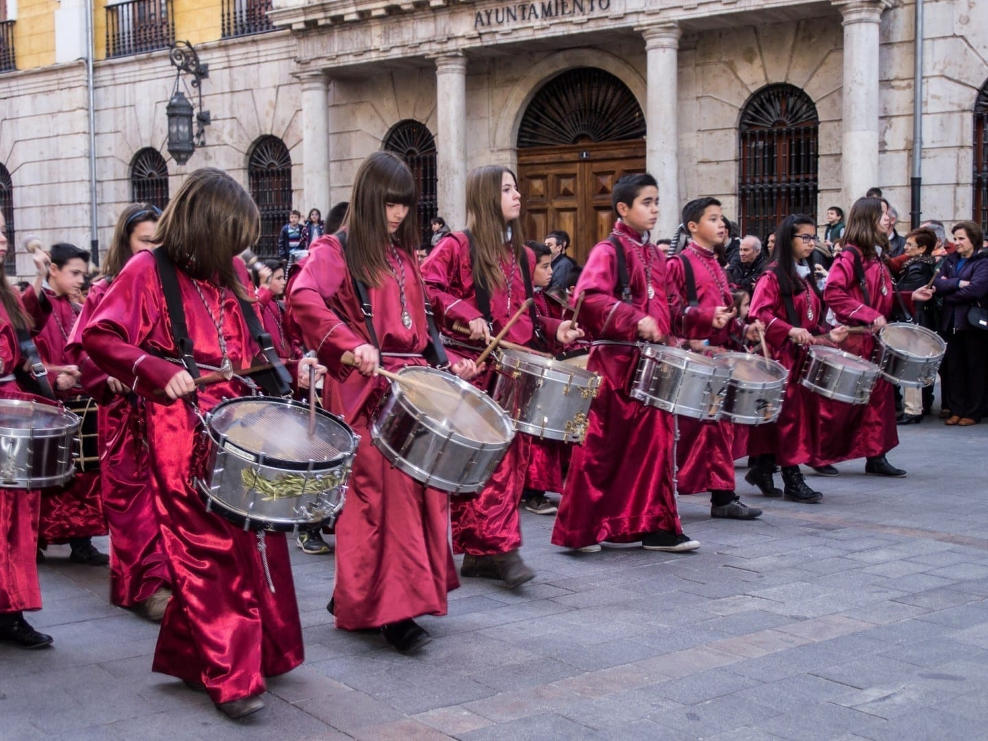 Tambores en una procesión de Semana Santa. Teruel España