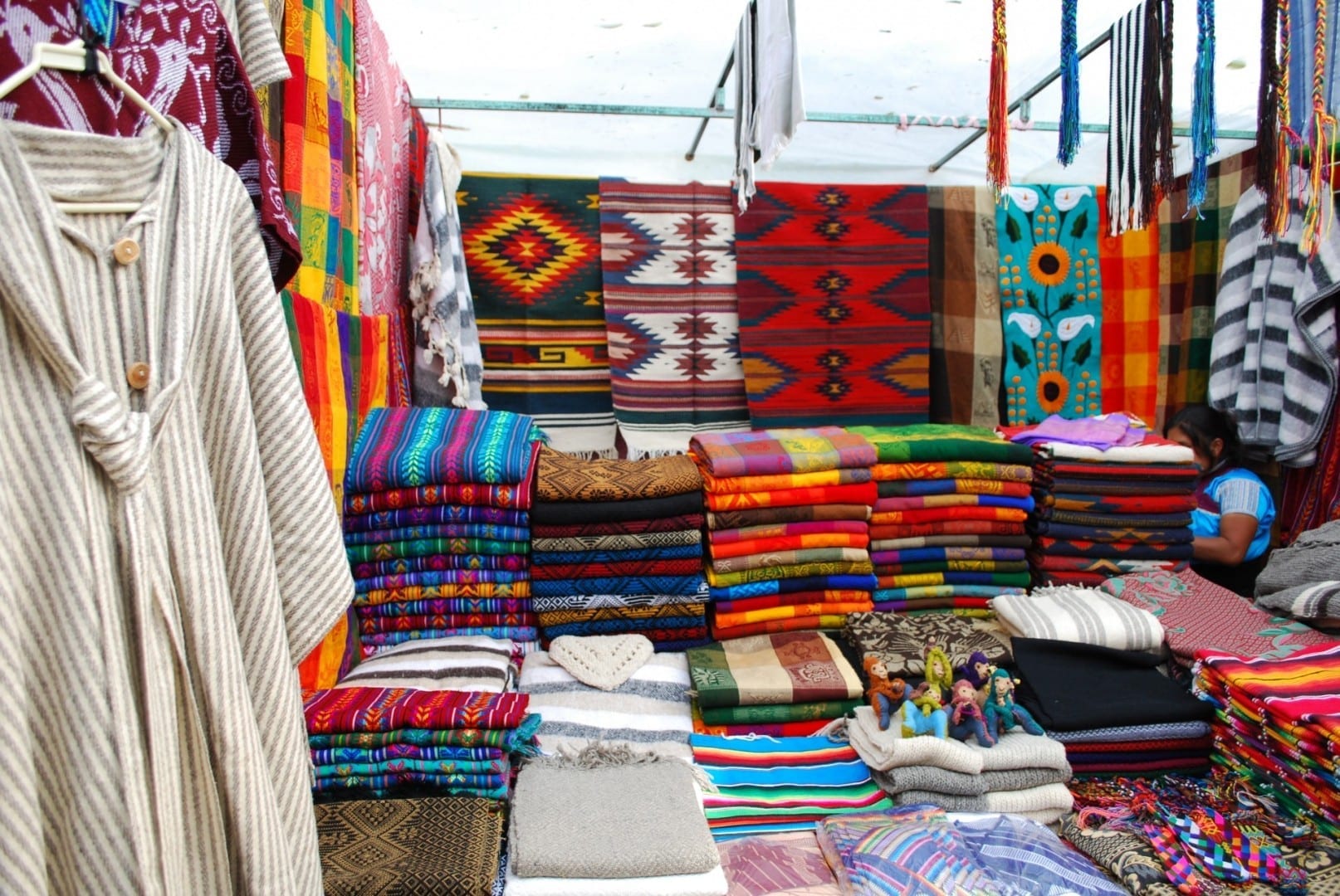 Textiles en venta frente al Templo Santo Domingo San Cristobal de las casas México