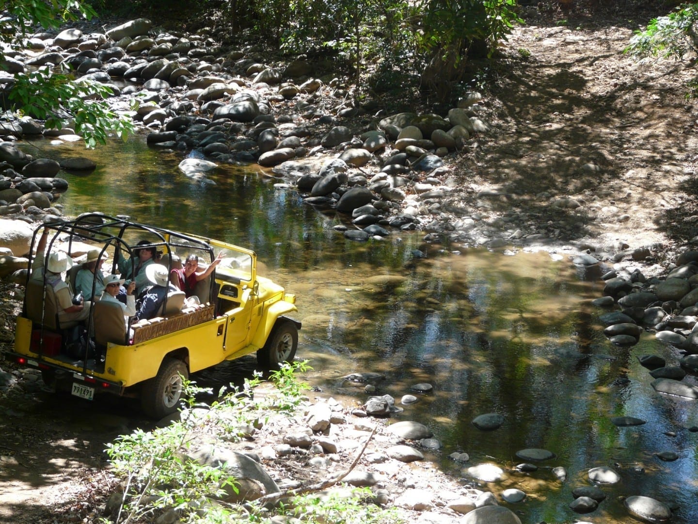 Tours en Jeeps Amarillos cruzando el río en el camino a las Termas de Caldera Boquete Panamá