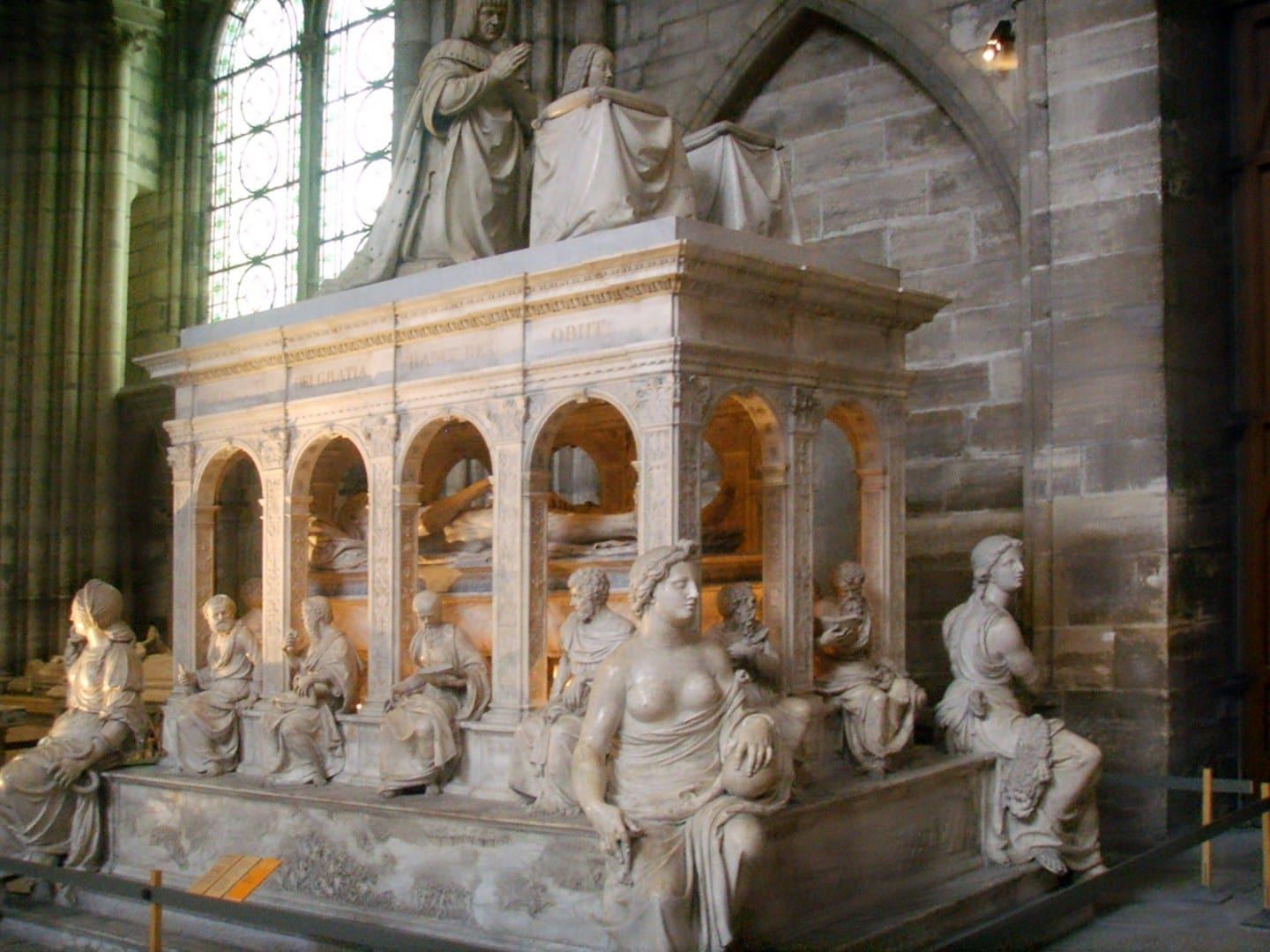 Tumba de Luis XII y Ana de Bretaña en la Basílica de Saint-Denis Saint-Denis Francia
