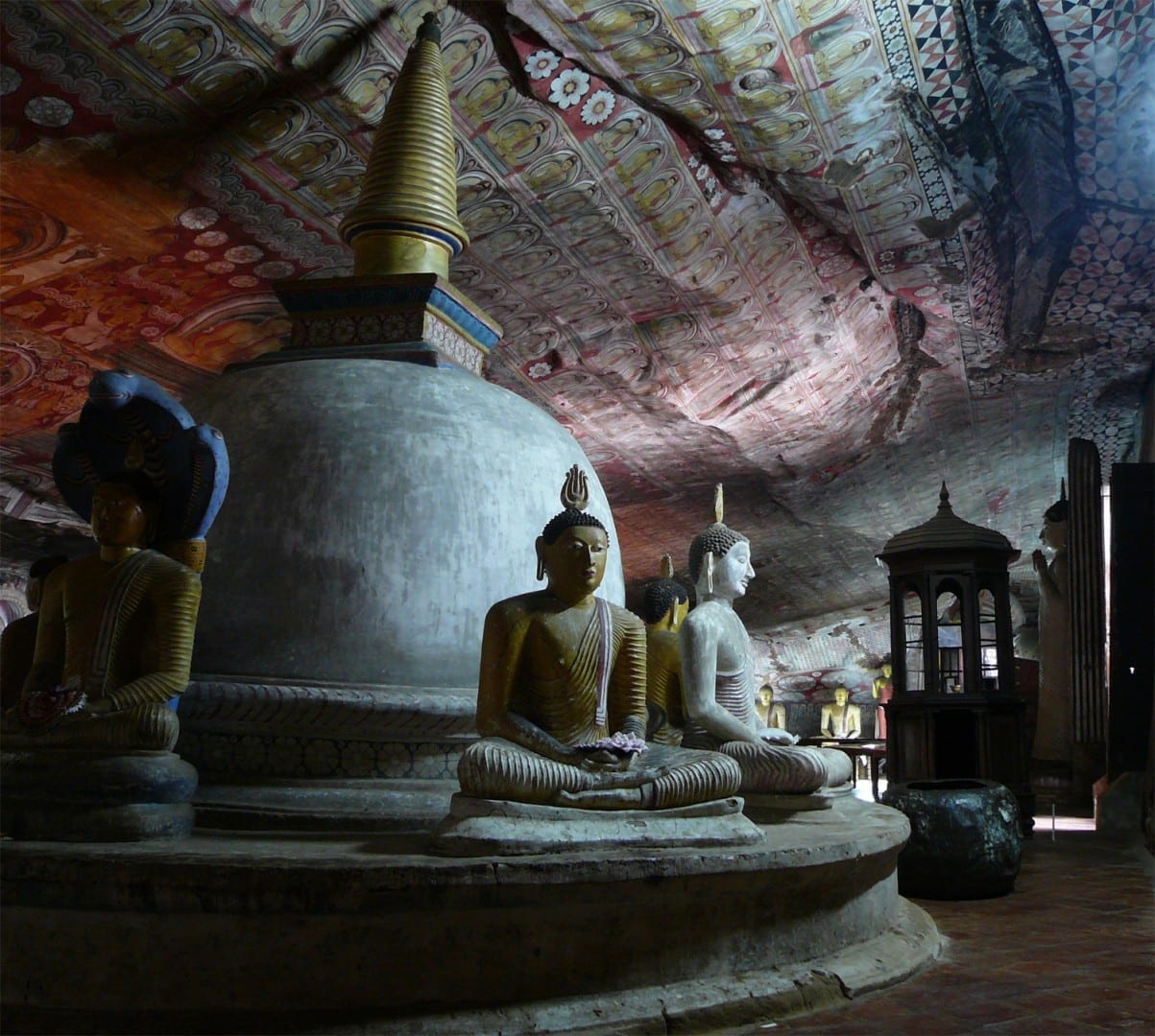 Una de las cinco cuevas del templo de la cueva Dambulla Dambulla Sri Lanka