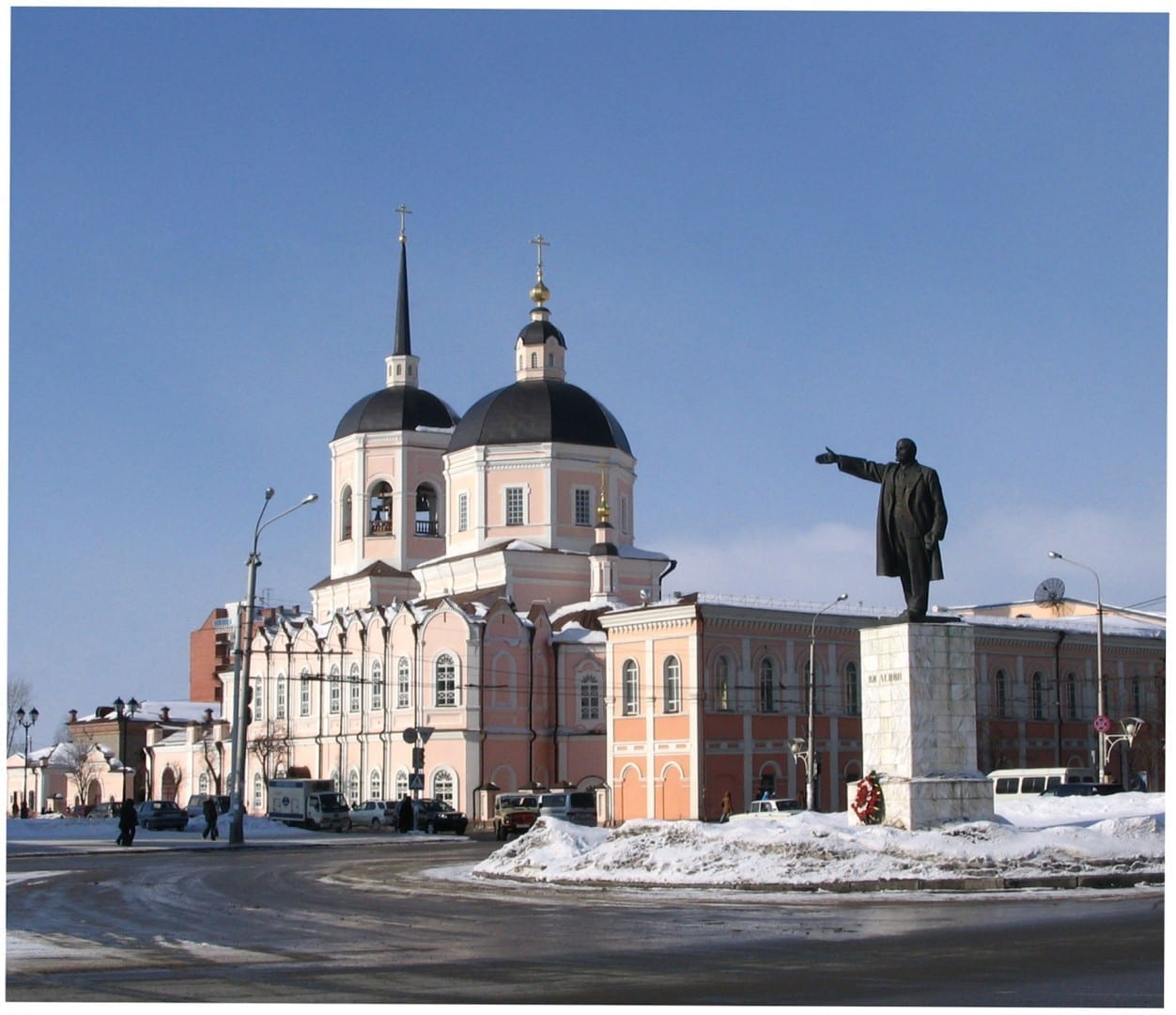 Una estatua de Lenin frente a la Catedral de la Epifanía de Tomsk en la Plaza de Lenin Tomsk Rusia