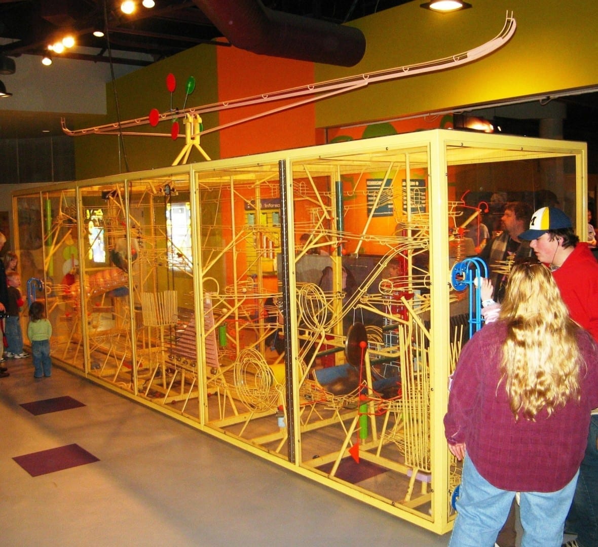 Una máquina de música de Rube Goldbergian en la Estación de la Imaginación Toledo, Ohio Estados Unidos