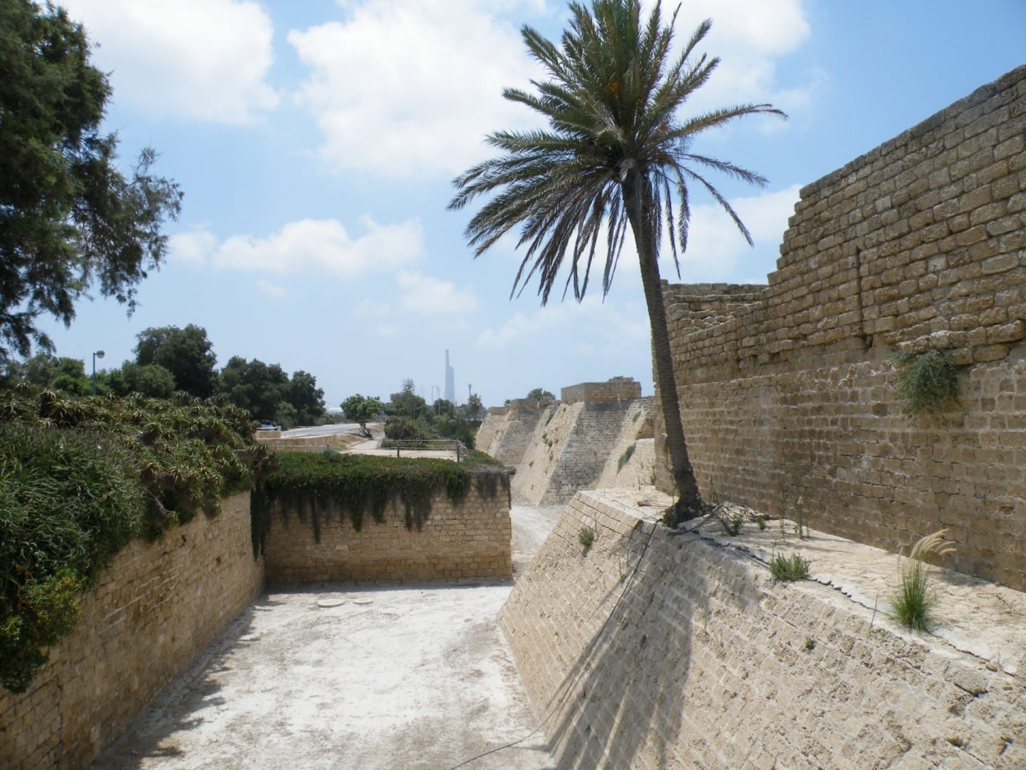Una parte de los muros y el foso de las Cruzadas que aún se mantienen en pie hoy en día Cesarea Israel