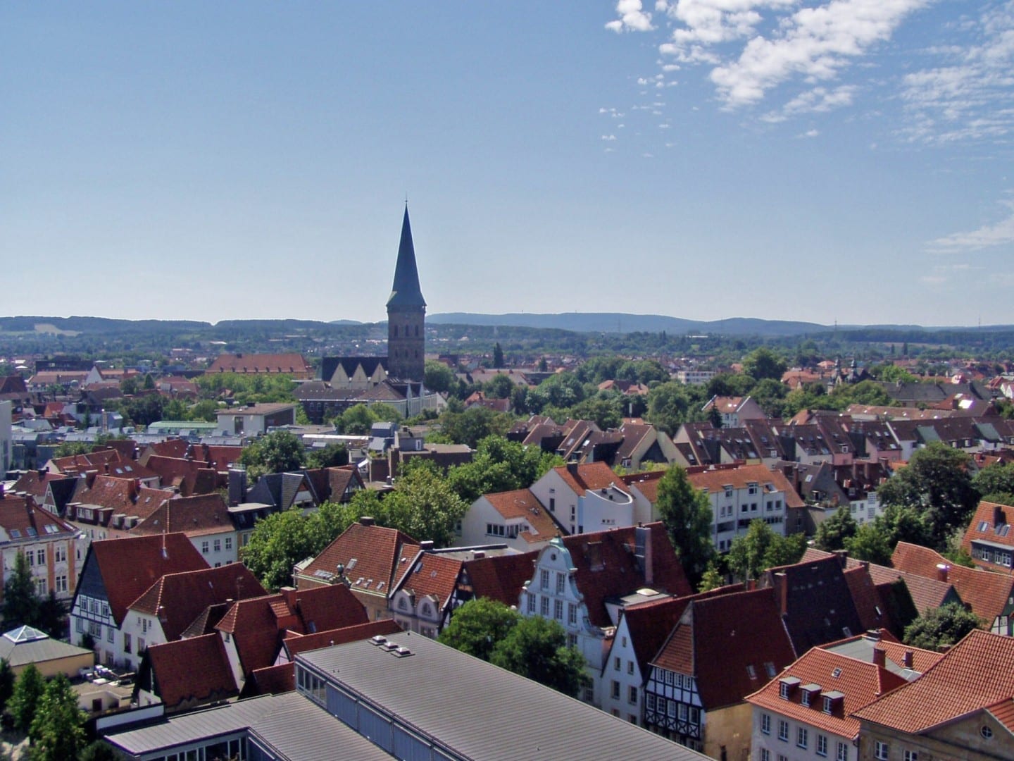 Vista aérea de Osnabrück con enfoque en la Iglesia de Santa Catalina (Katharinenkirche) Osnabrük Alemania