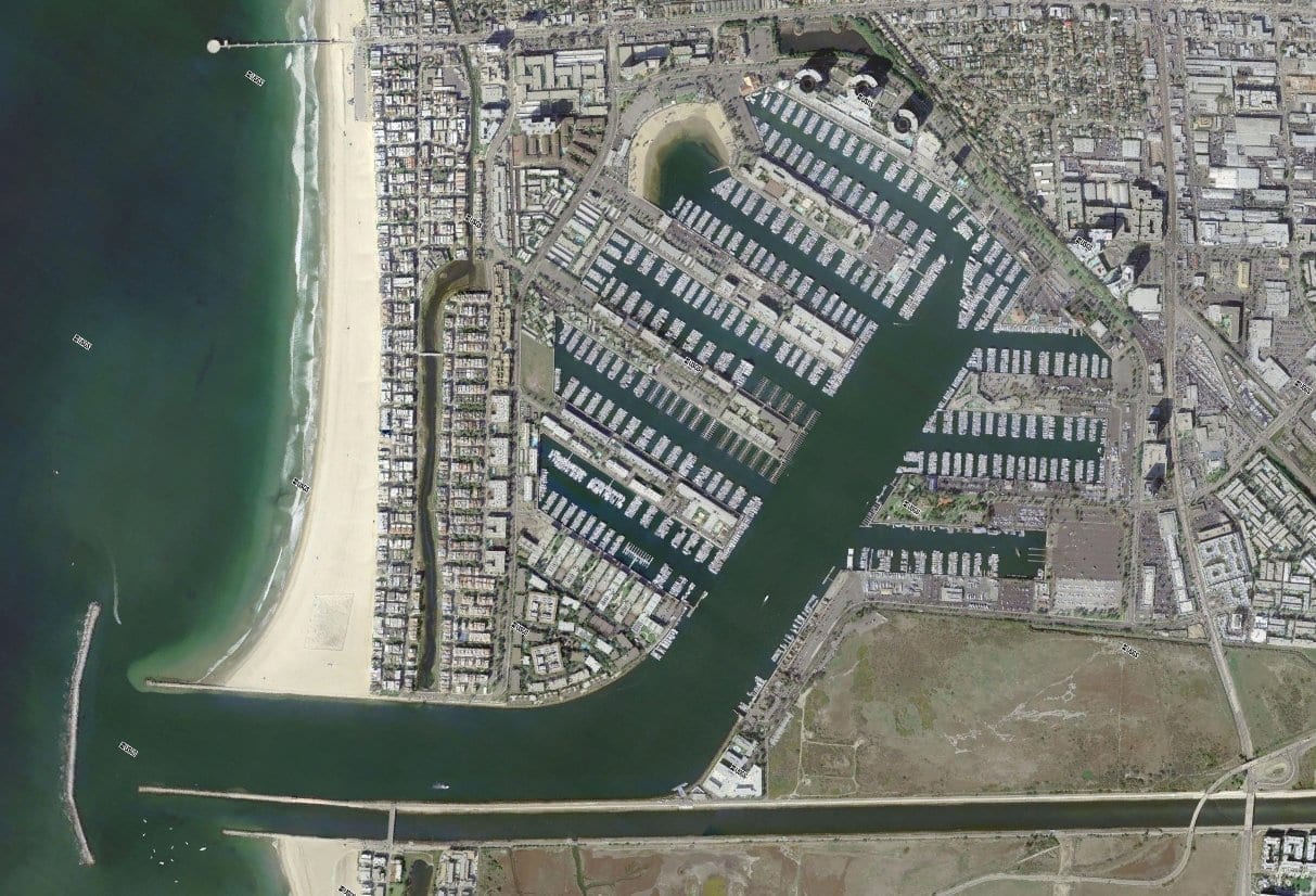 Vista aérea del puerto deportivo, el puerto de embarcaciones pequeñas más grande del mundo. Marina del Rey CA Estados Unidos