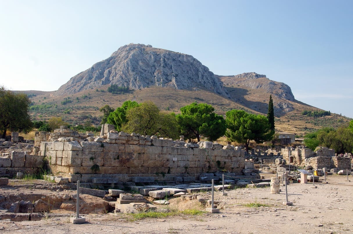 Vista de Acrocorinto, la acrópolis de la antigua Corinto, vista desde el área de excavación cerca del templo de Apolo Corinto Grecia