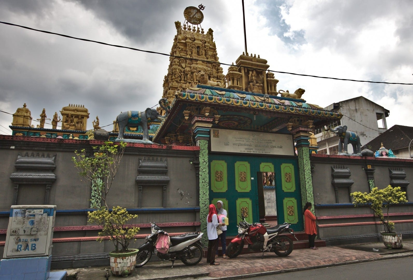 Vista de la calle de Perhimpunan Shri Mariamman, un templo hindú tamil. Medan Indonesia