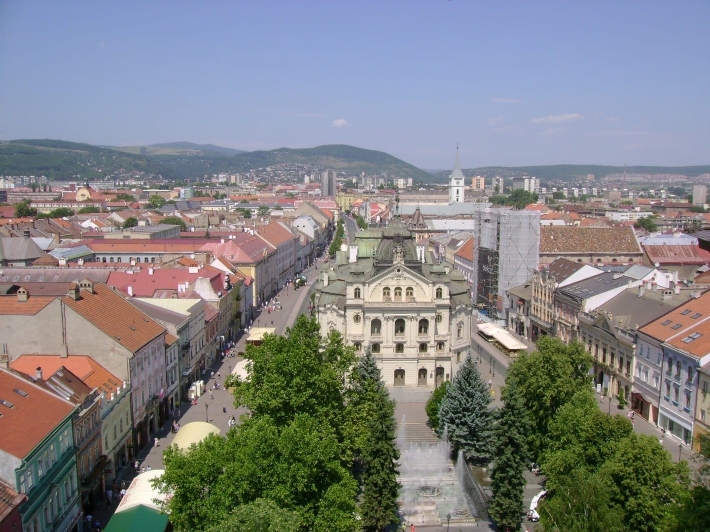 Vista de la calle principal (Hlavná ulica) desde la catedral de Santa Isabel Košice República Eslovaca