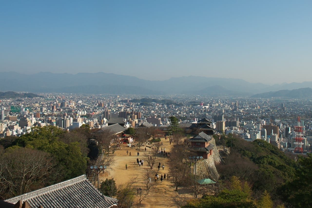 Vista de la ciudad desde el castillo de Matsuyama Matsuyama Japón