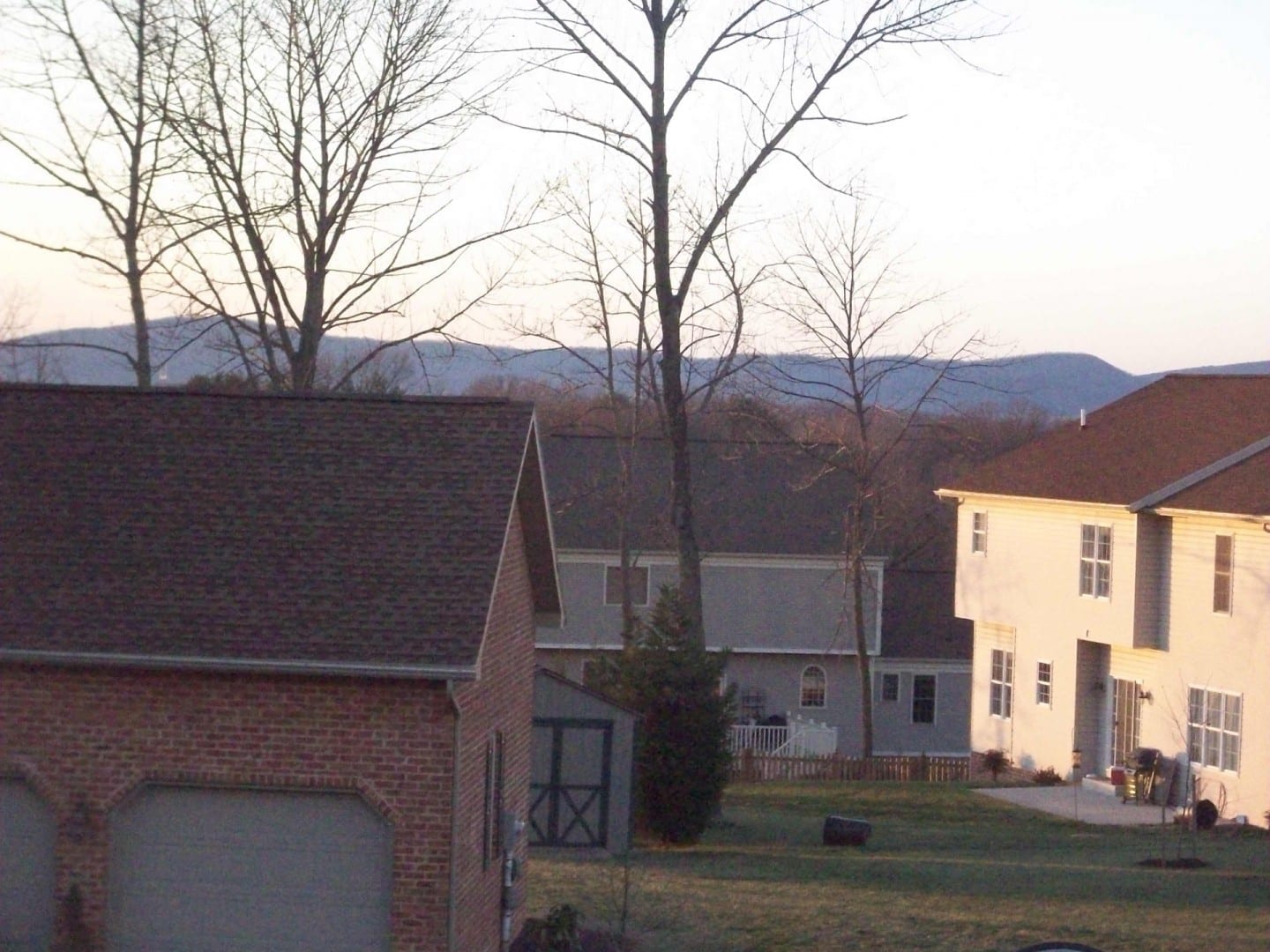 Vista de las montañas desde un suburbio de Hagerstown en un hermoso día de enero. Hagerstown MD Estados Unidos