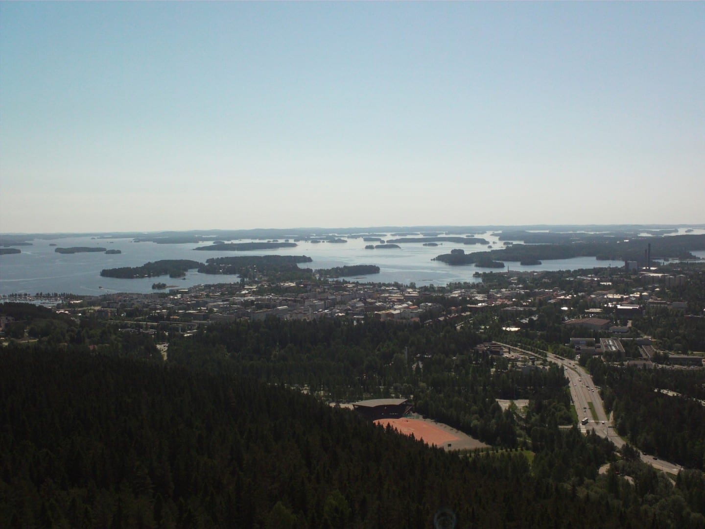 Vista del día de verano desde la torre de Puijo Kuopio Finlandia