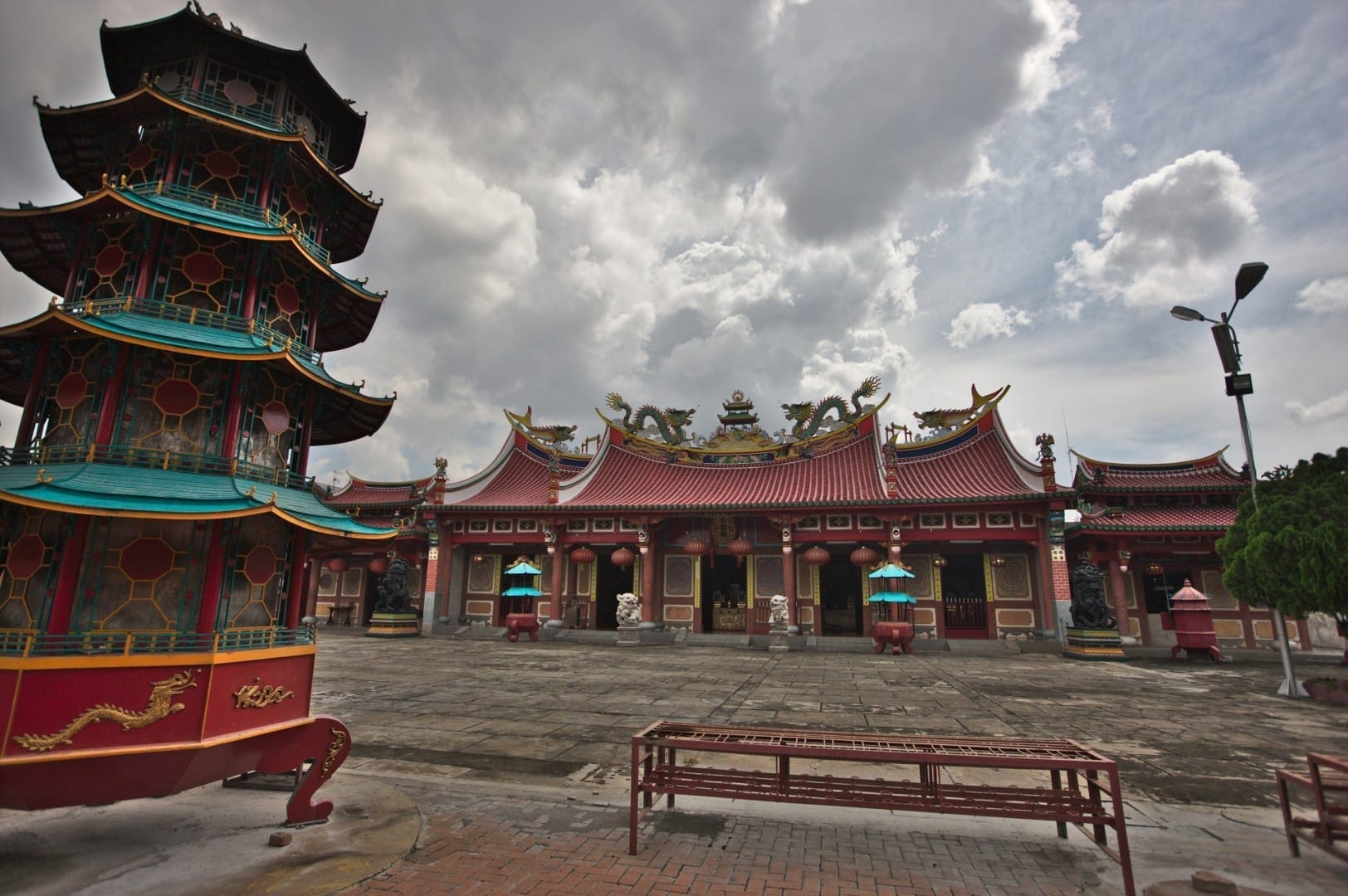 Vista hacia el salón principal con el quemador de incienso a la izquierda. El templo daoísta chino de Vihara Gunung Timur. Medan Indonesia