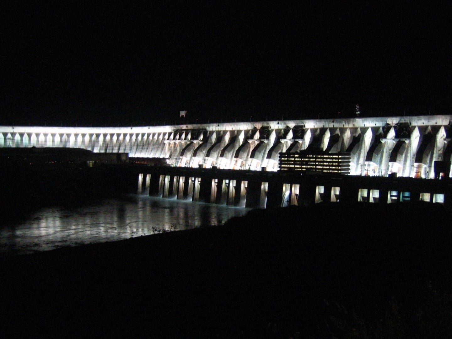 Vista nocturna de la presa de Itaipú Ciudad del Este Paraguay