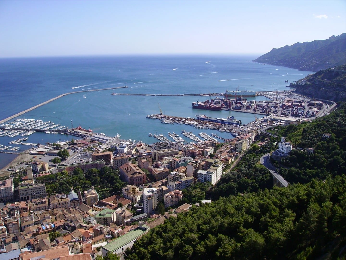 Vista panorámica de Salerno y el golfo Salerno Italia