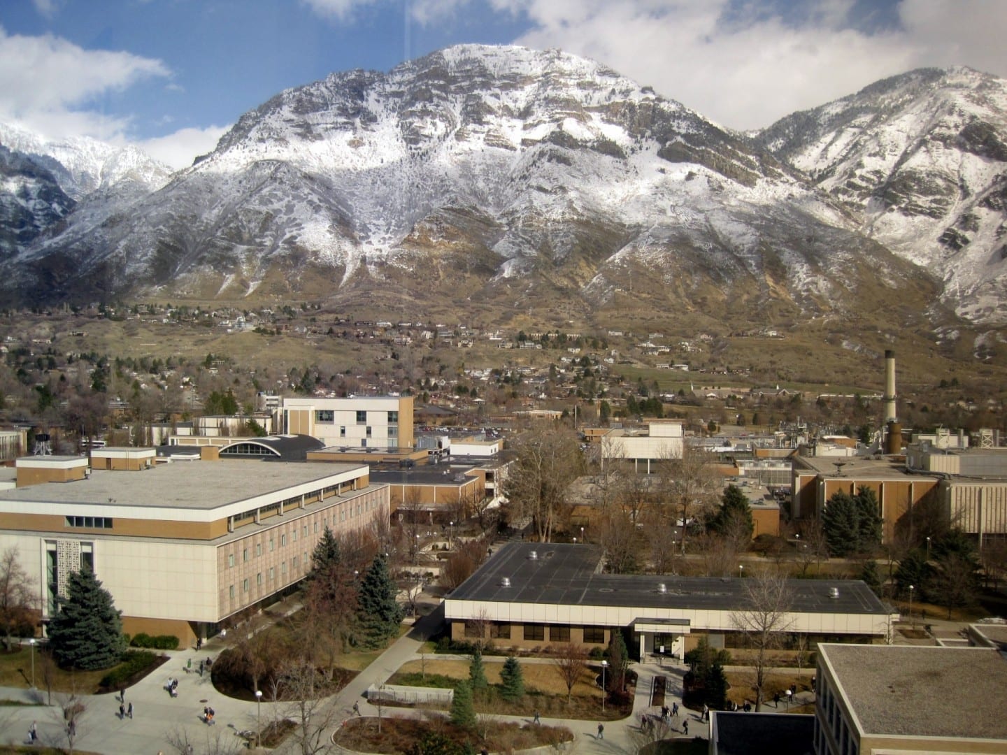Vista parcial del campus de BYU con la Montaña Y. Provo UT Estados Unidos