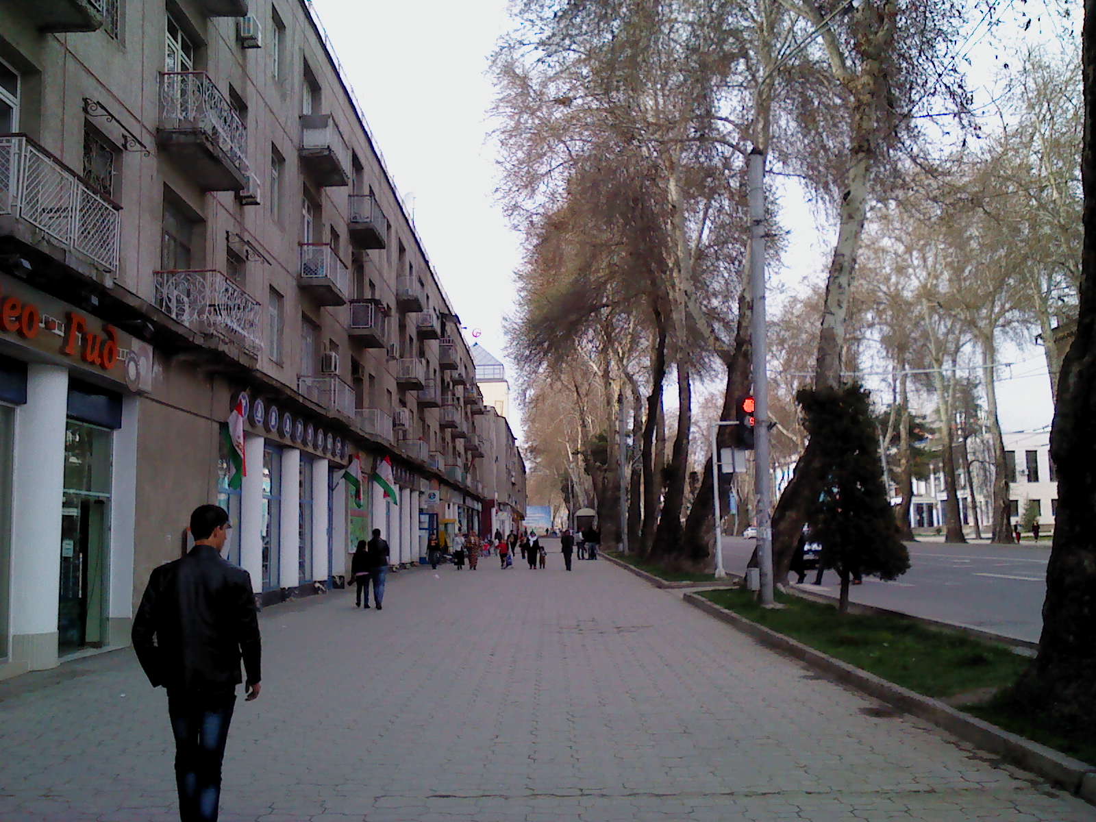 alt=Gente caminando por una acera muy amplia en la Avenida Rudake en Dushanbe Dusambé Tayikistán
