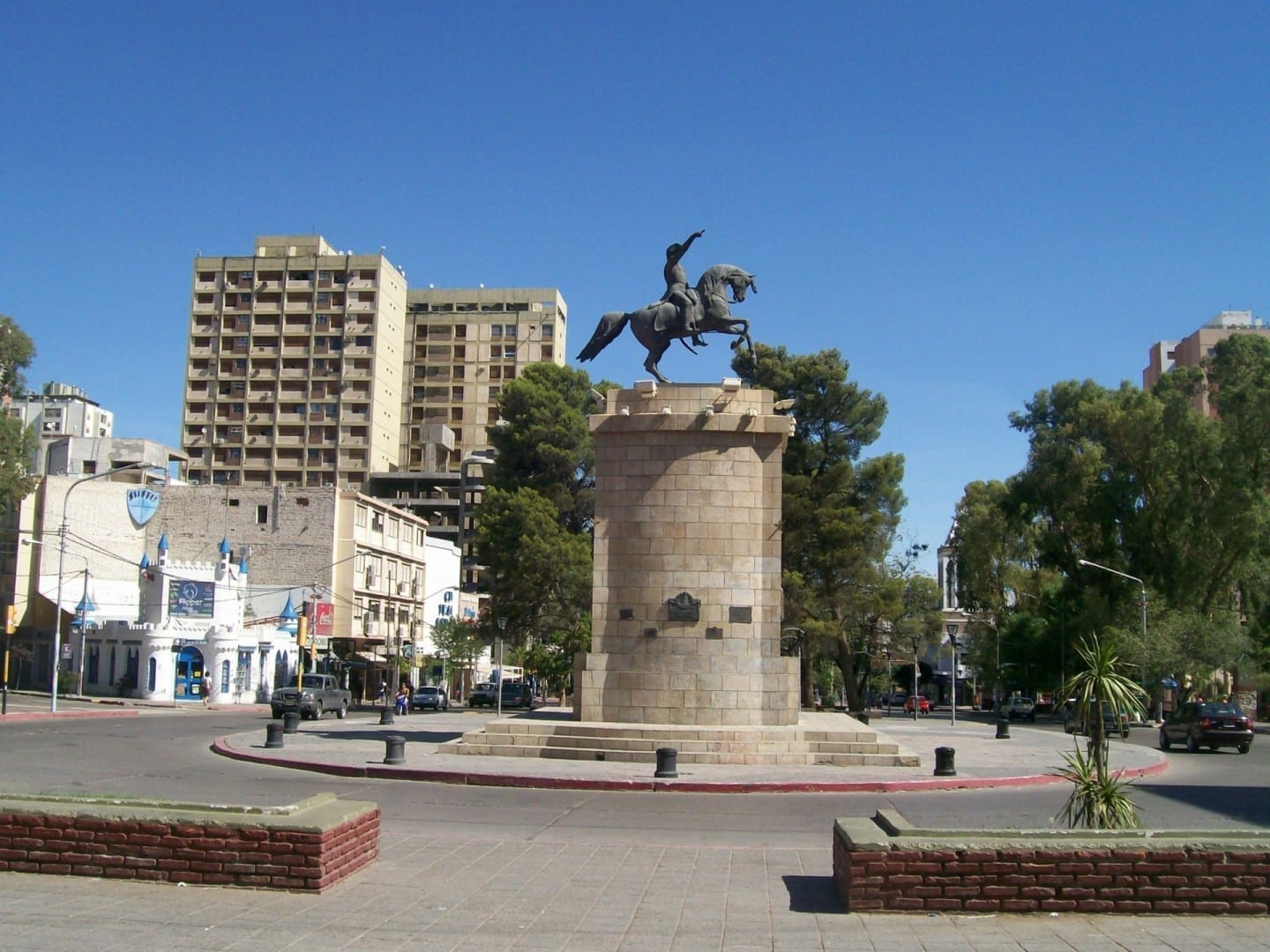 Avenida Argentina con el Monumento a San Martín Neuquen Argentina