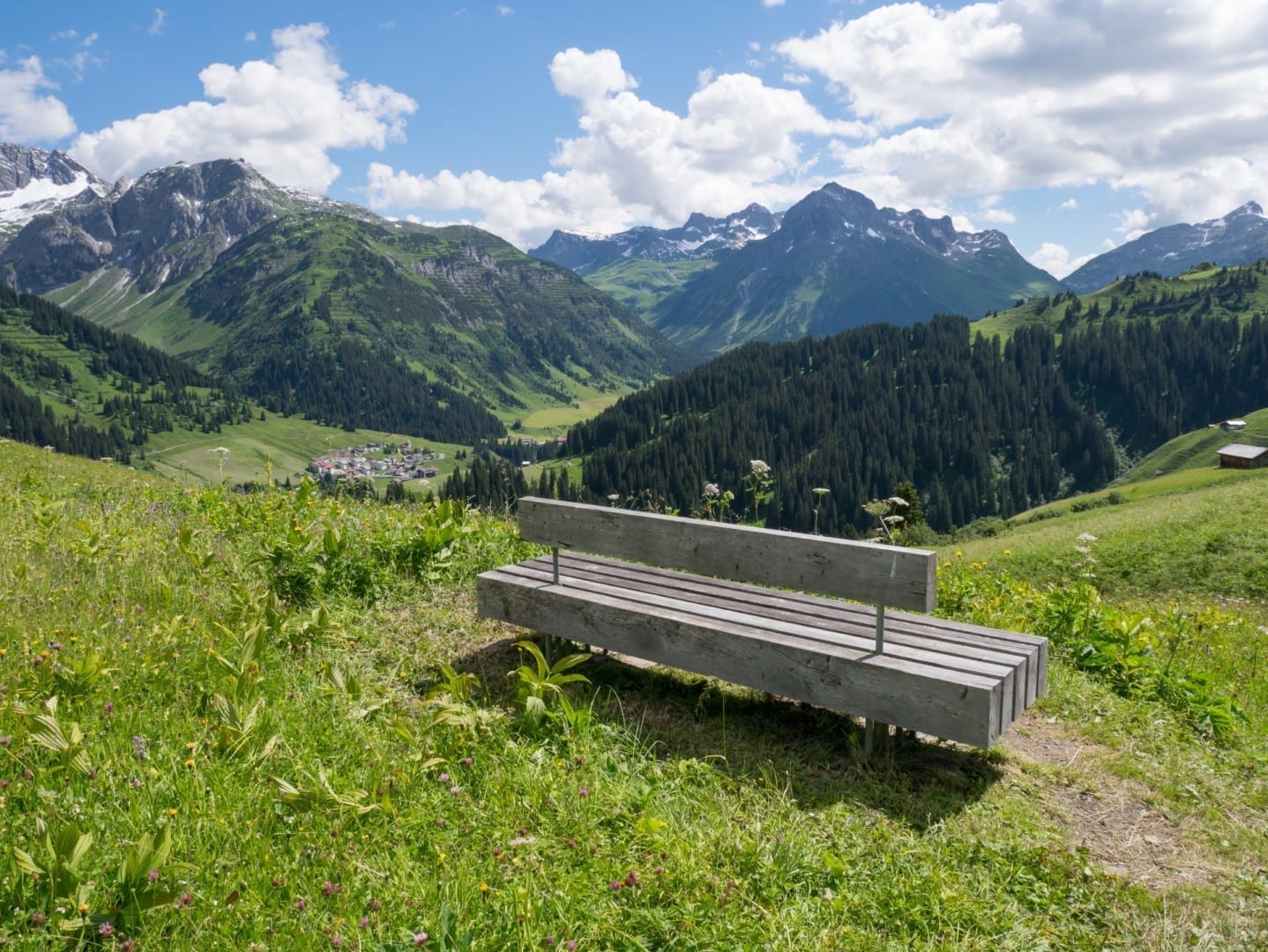 Banco en un sendero de excursión por encima de Lech Lech am Arlberg Austria