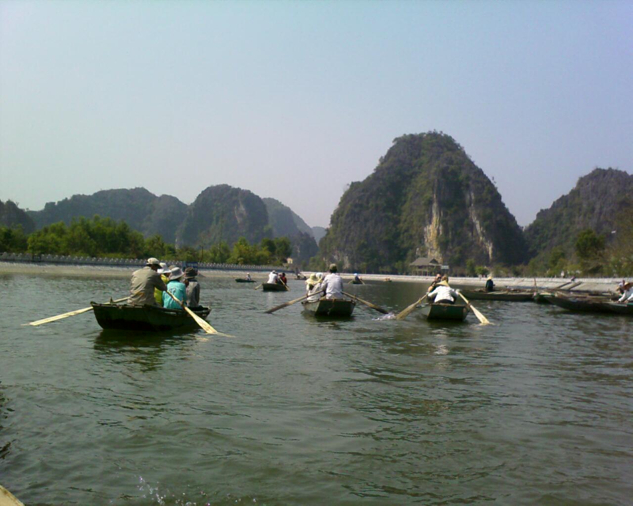 Barcos de excursión en la cercana zona de Tam Coc Ninh Binh Vietnam