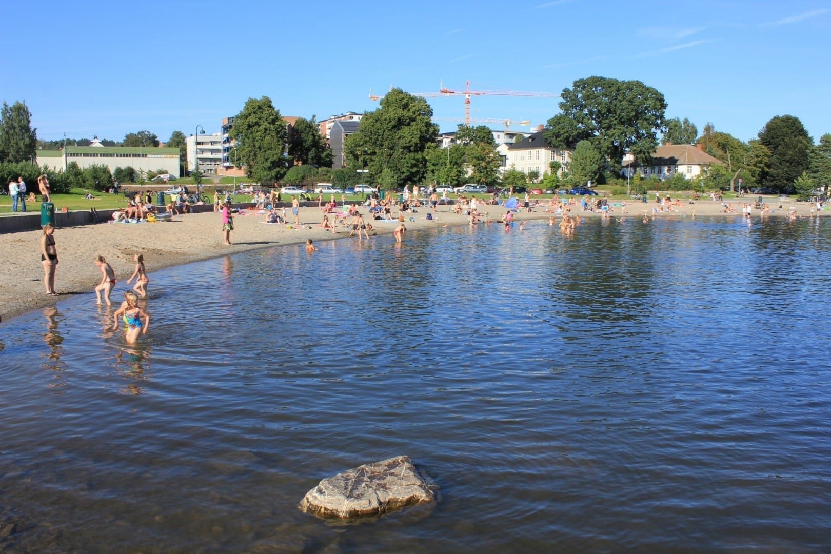 Bañarse en Koigen durante el verano. Hamar Noruega