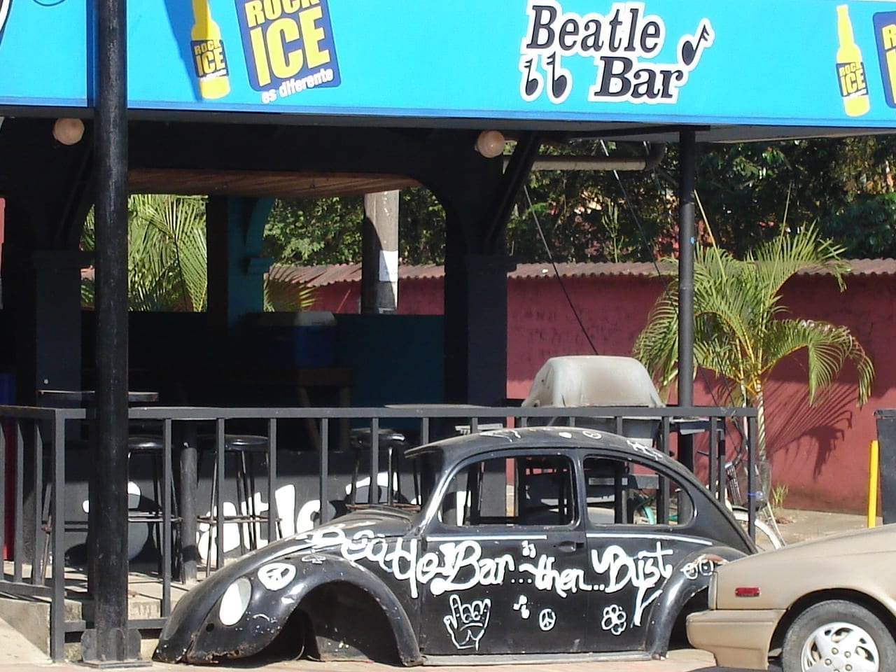 Beatle Bar de día. Jacó Costa Rica