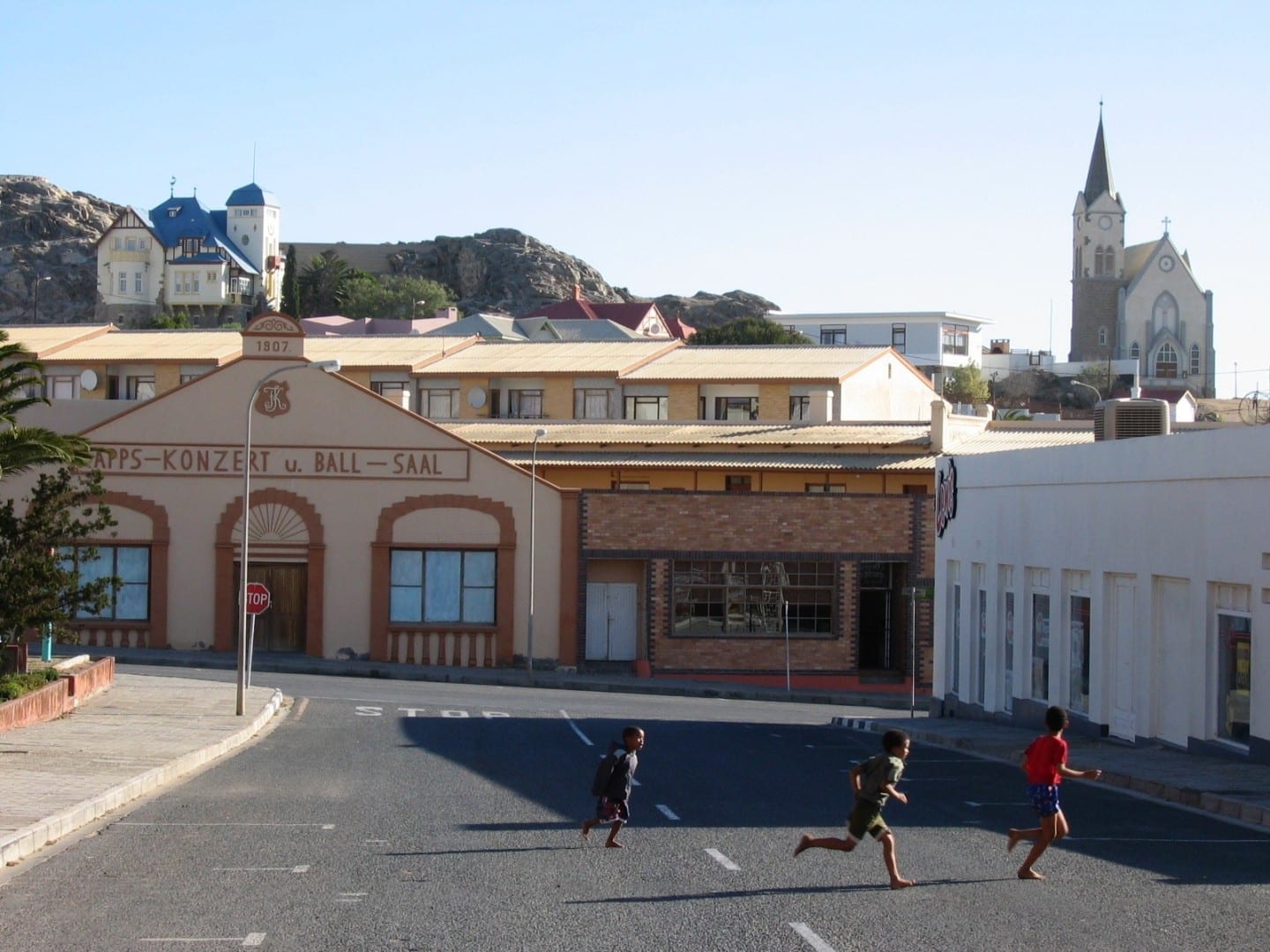 Edificios coloniales alemanes: Kapps Konzert und Ballsaal, con Felsenkirche (derecha) y Goerke Haus (izquierda) al fondo. Lüderitz Namibia