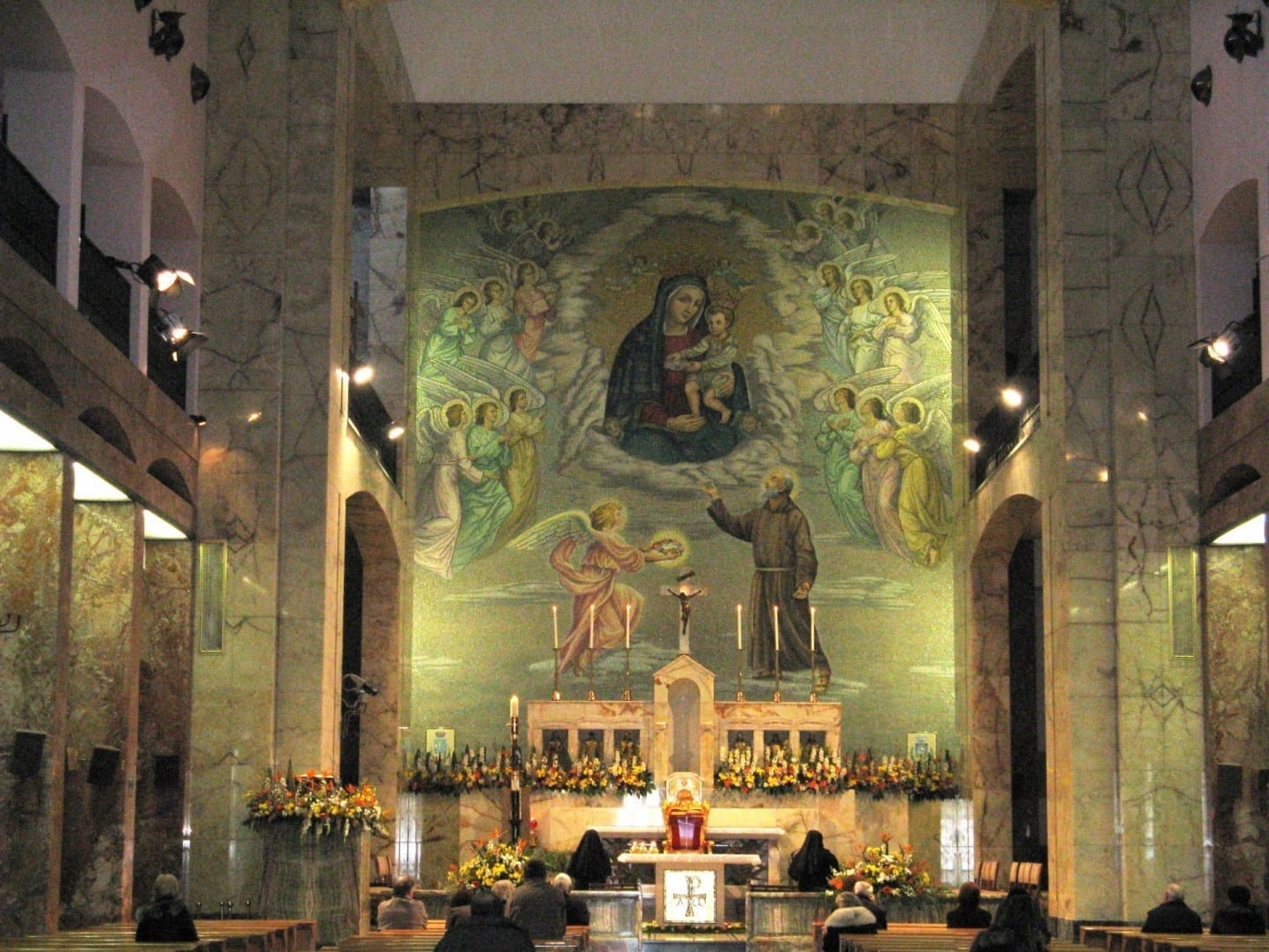 El altar de la Iglesia-Santuario de Santa María de las Gracias (Santa Maria delle Grazie) San Giovanni Rotondo Italia