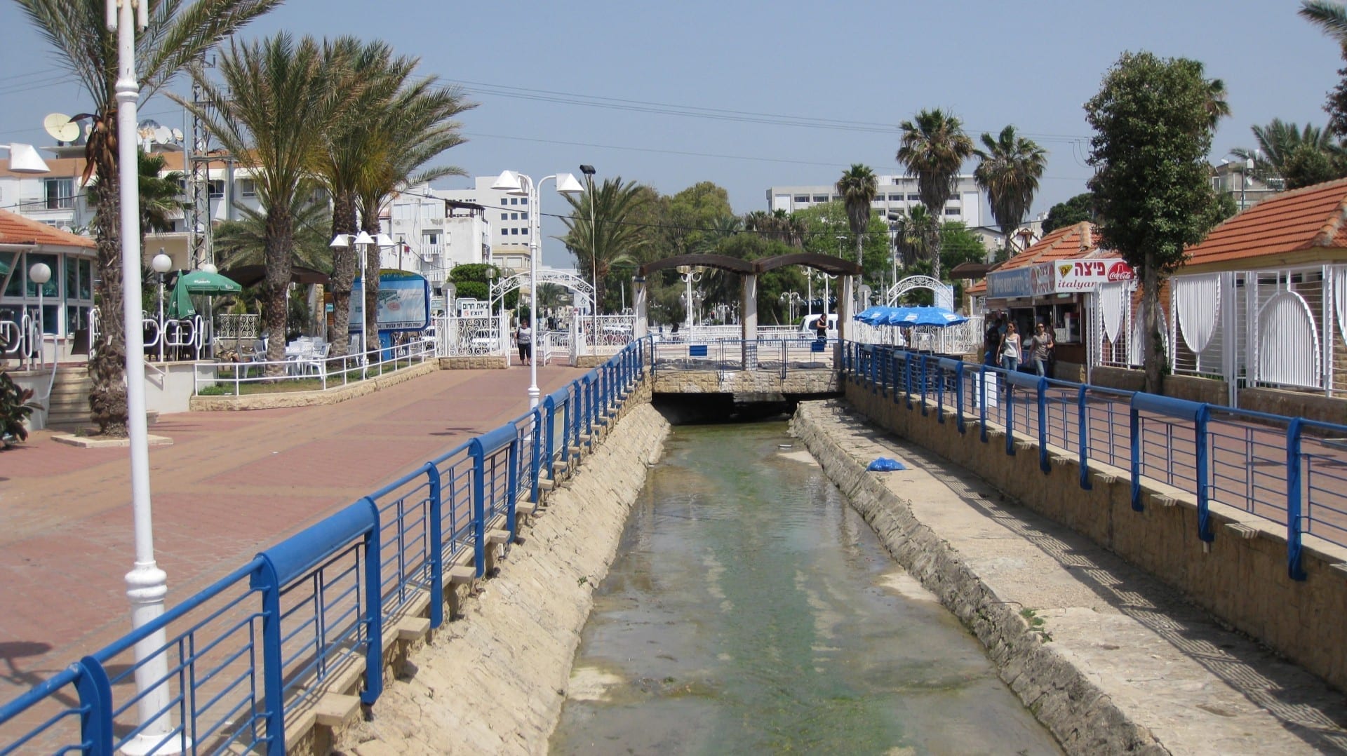 El canal del río Gaaton fluyendo a través de Nahariyya Nahariya Israel