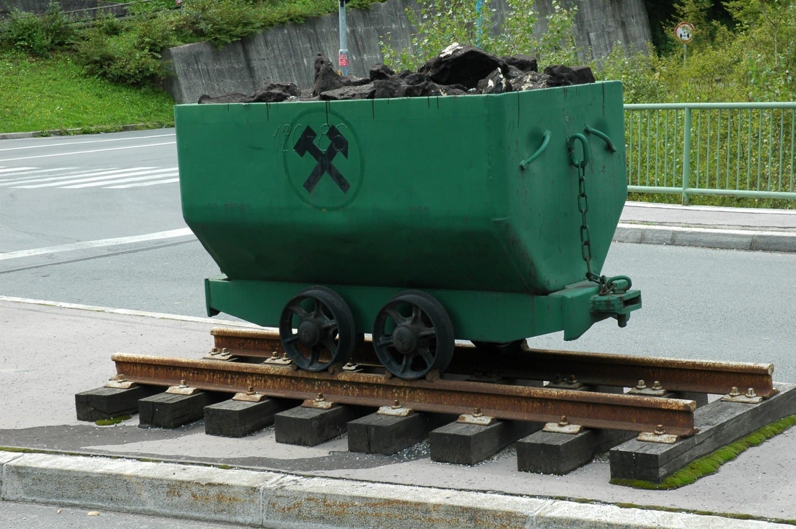 El carro de carbón, como se encuentra en el escudo de armas de Trbovlje Trbovlje Eslovenia