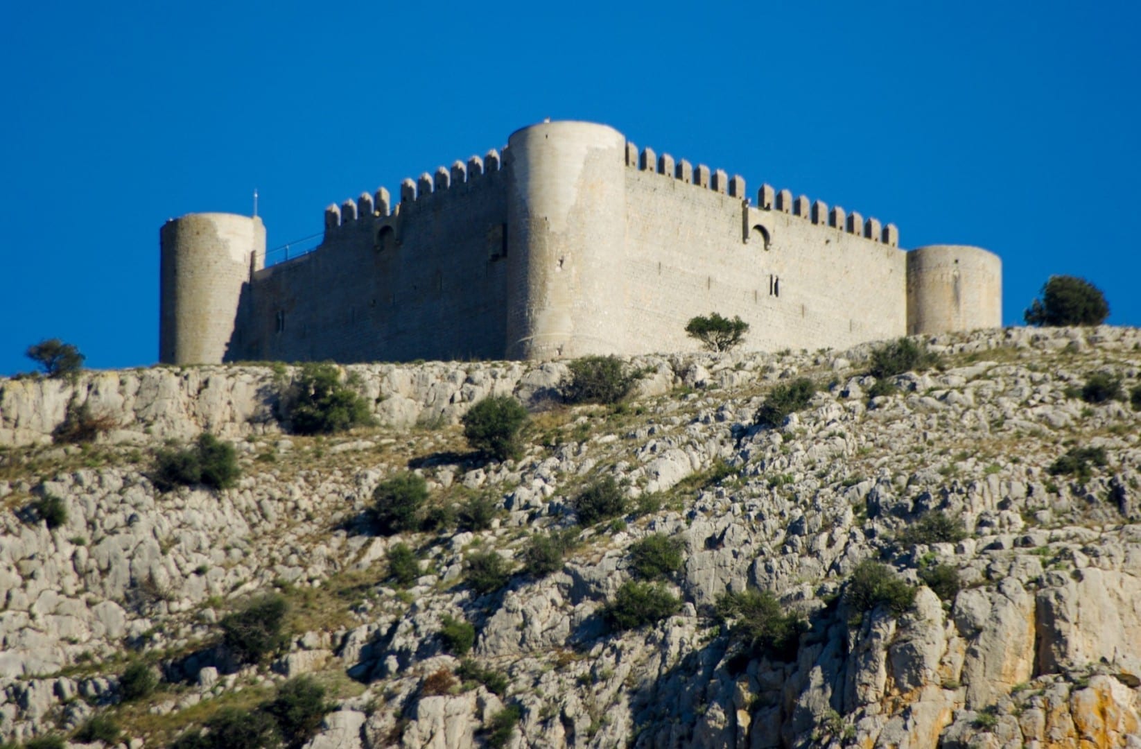 El castillo sobre la ciudad Torroella de Montgri España