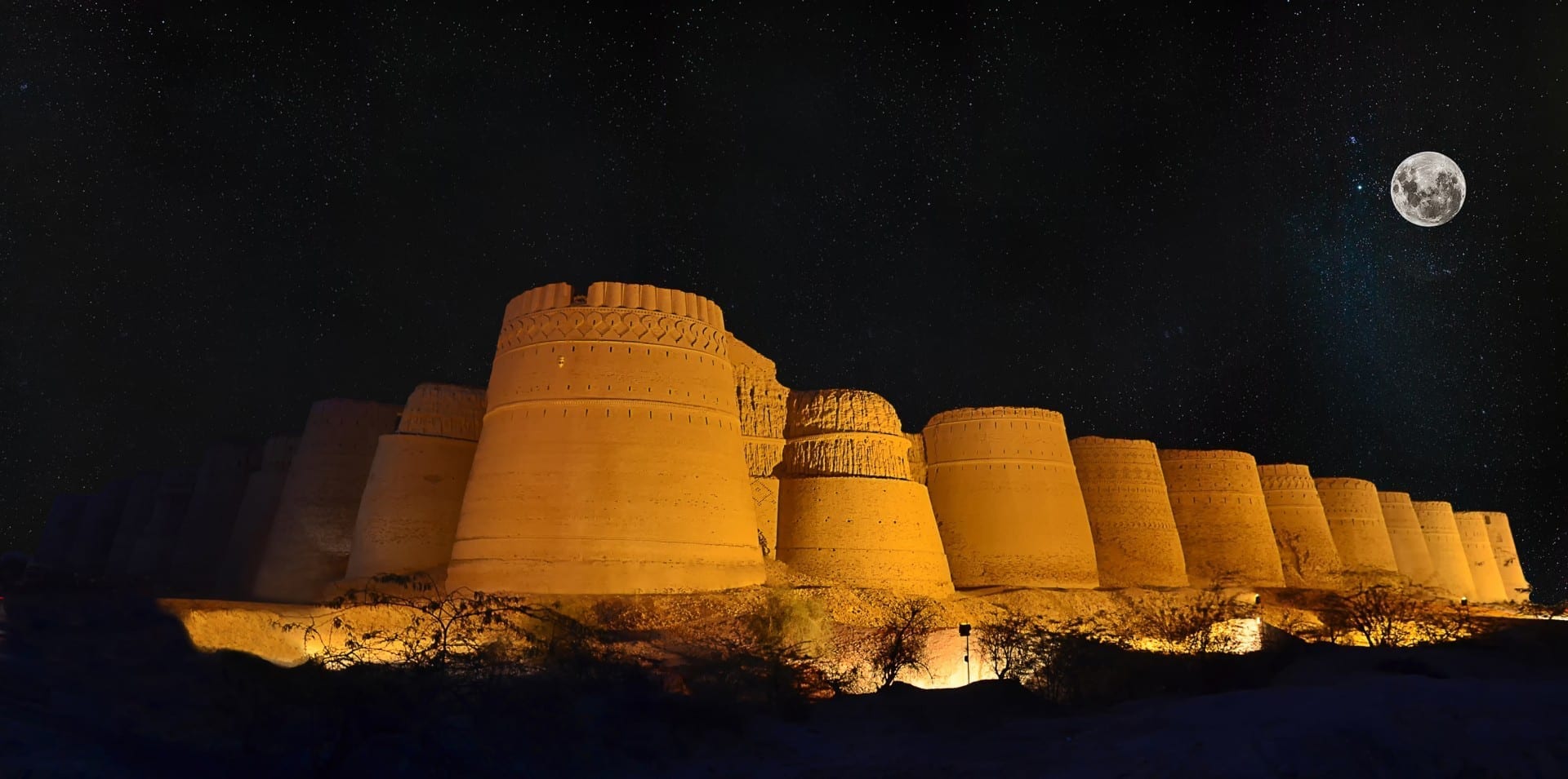 El Fuerte Derawar de noche Bahawalpur Pakistán