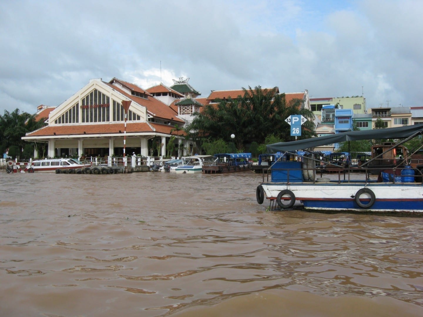 El mercado turístico de Ninh Kieu, visto desde el río Can Tho Vietnam